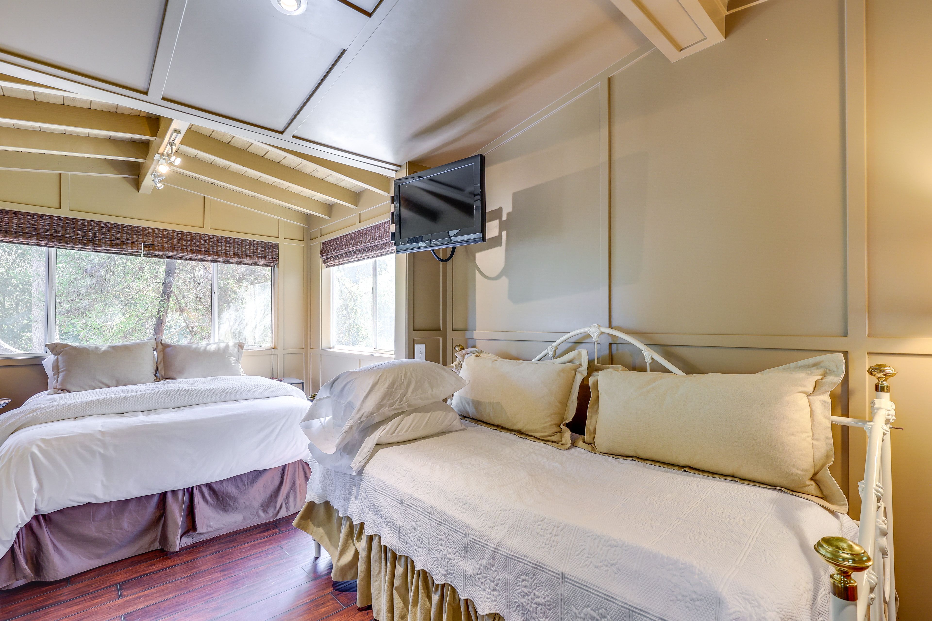 Bedroom | Queen Bed | Twin Daybed w/ Twin Trundle