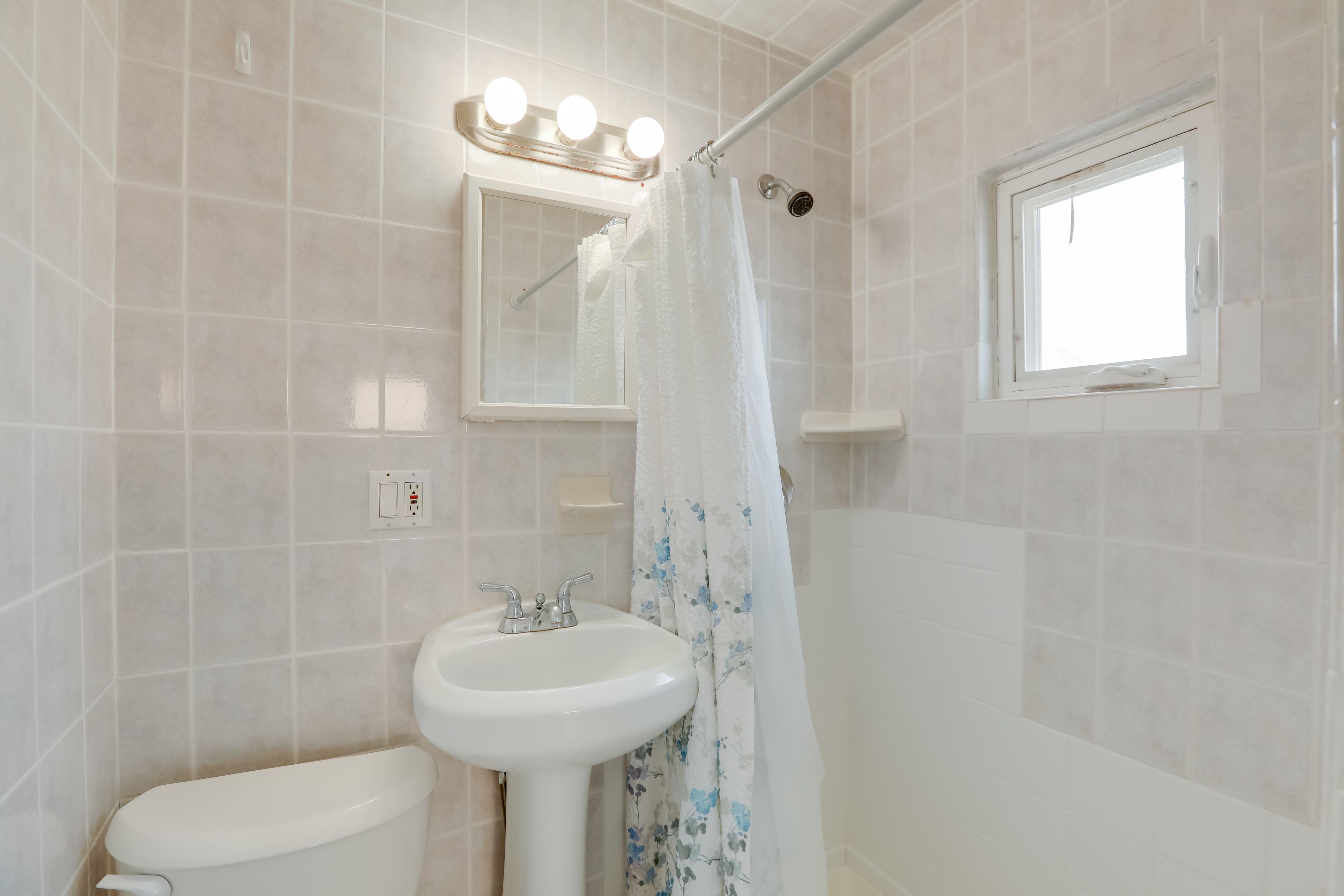 Full Bathroom | Towels Provided