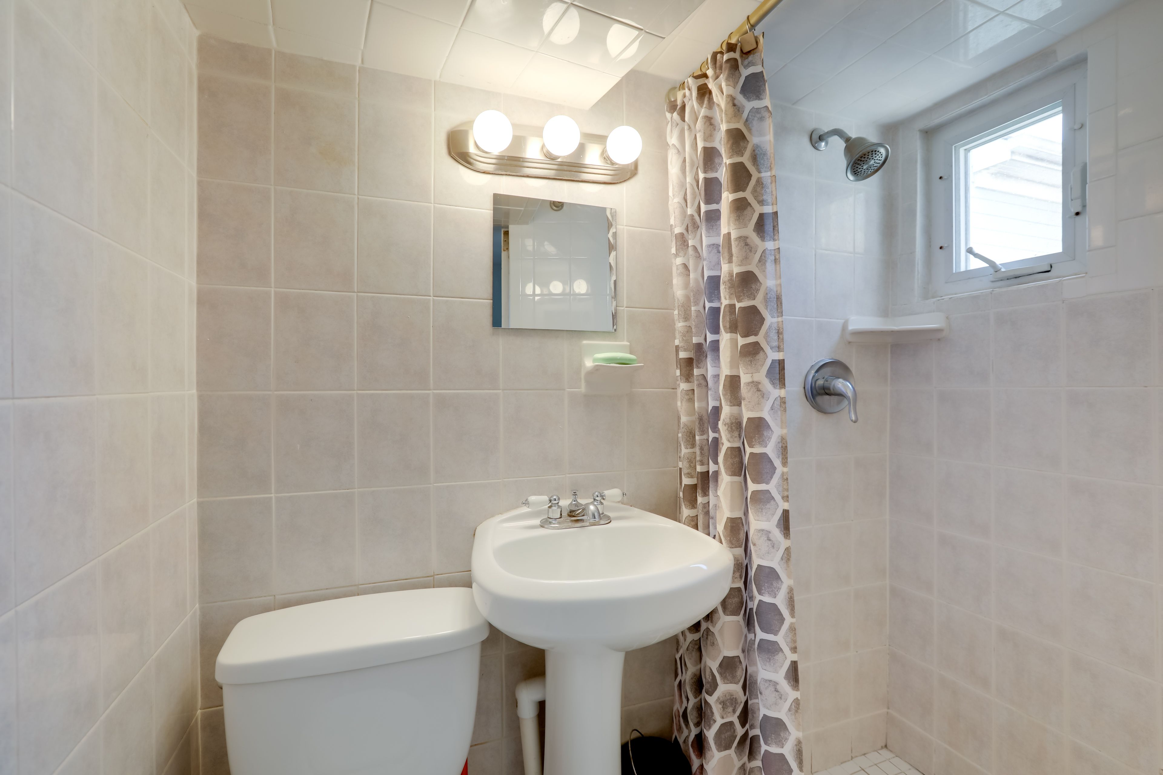 Full Bathroom | Towels Provided | Complimentary Toiletries | Hair Dryer