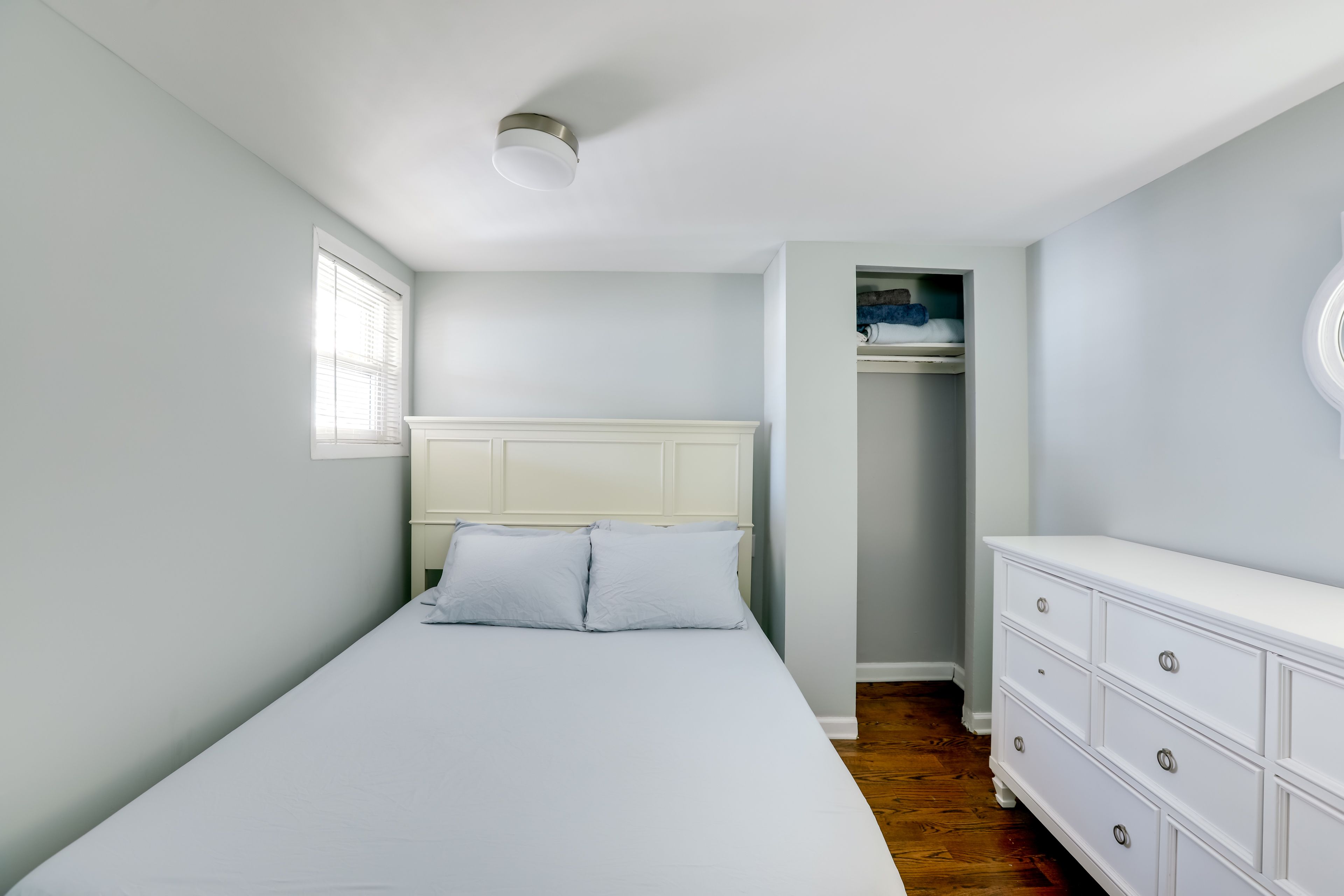Bedroom 1 | Queen Bed | Smart TV | Linens Provided
