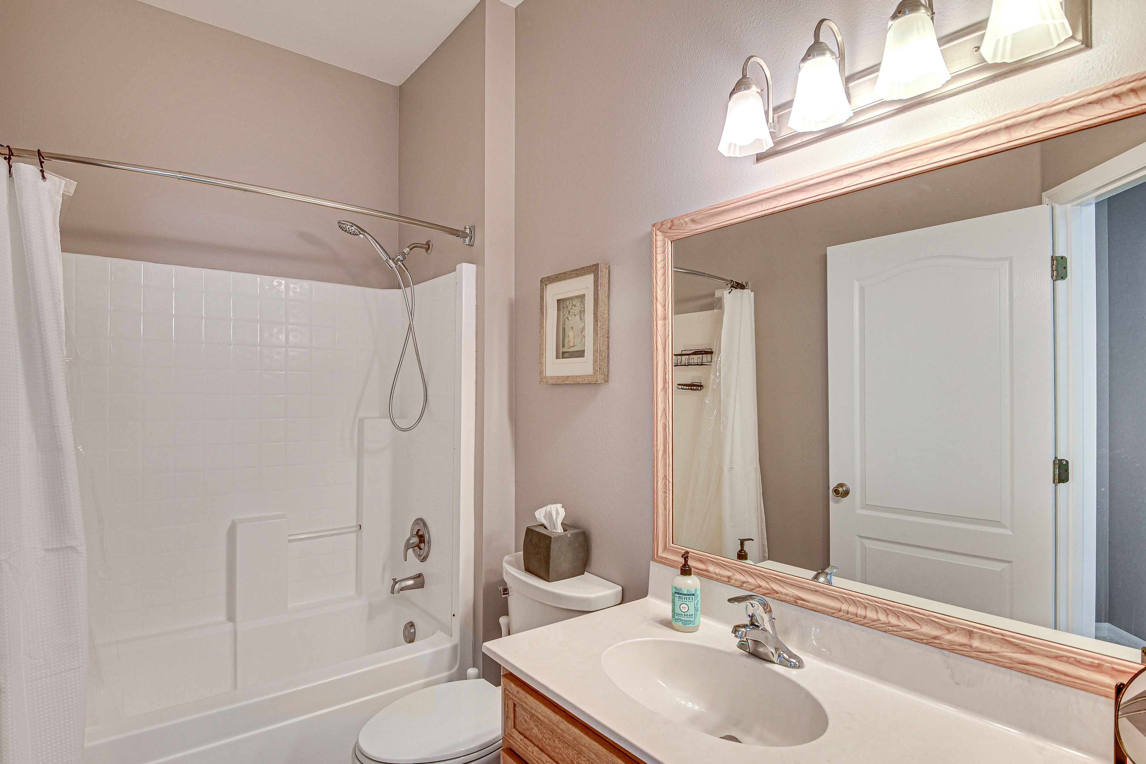 Full Bathroom | Complimentary Toiletries