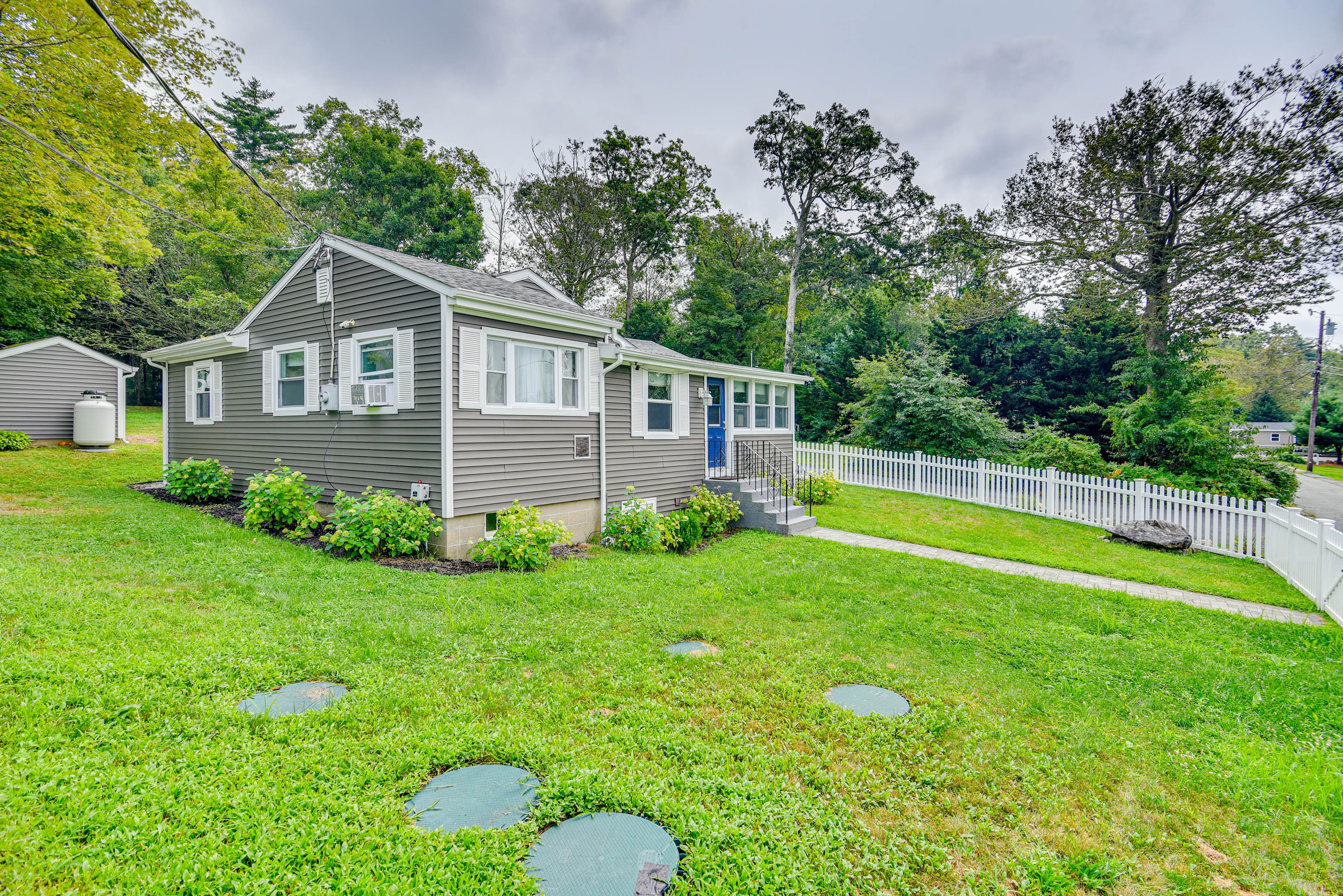 Property Exterior | Single-Story Cottage