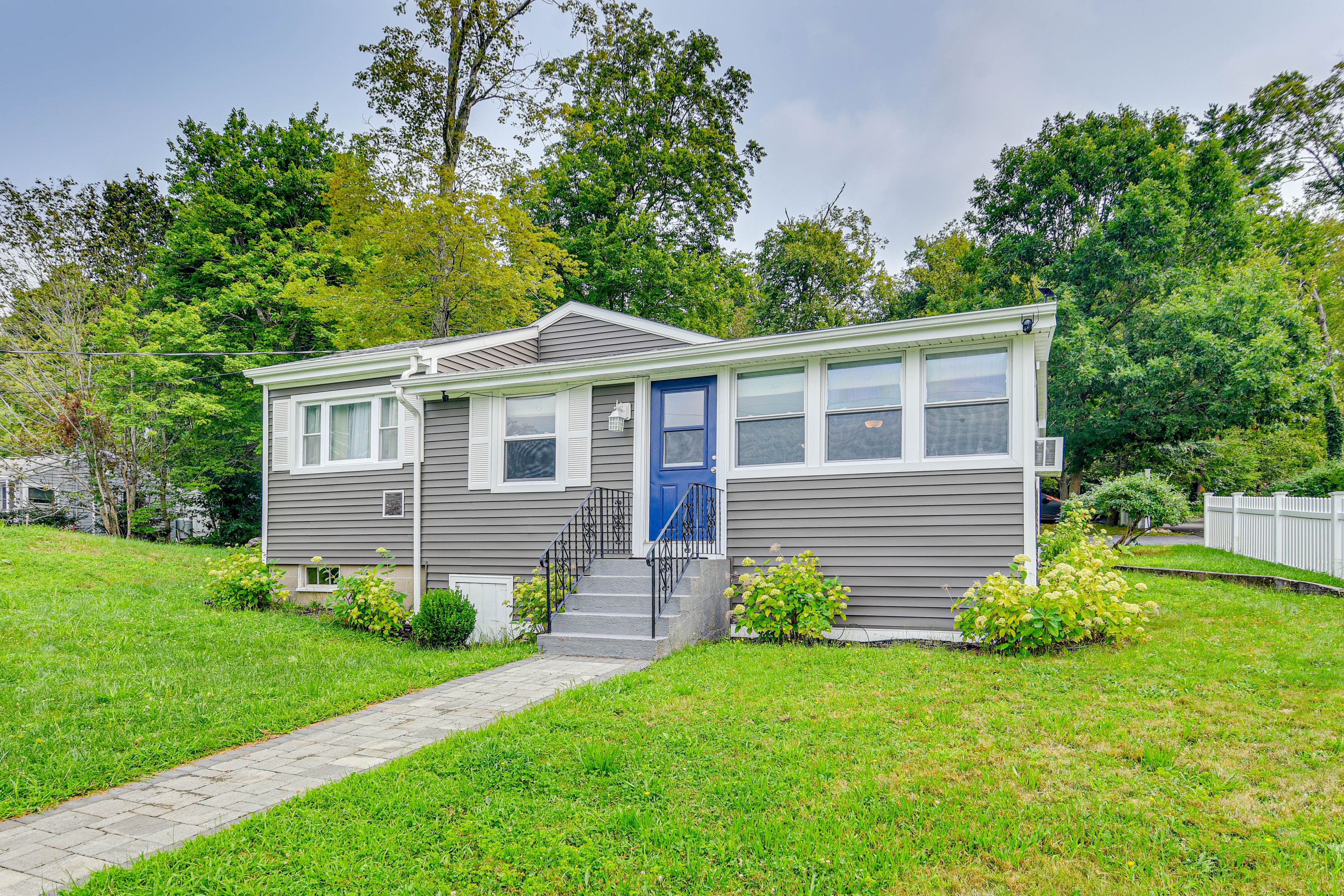 Lakeville Vacation Rental | 3BR | 1BA | 1 Step to Enter | 950 Sq Ft