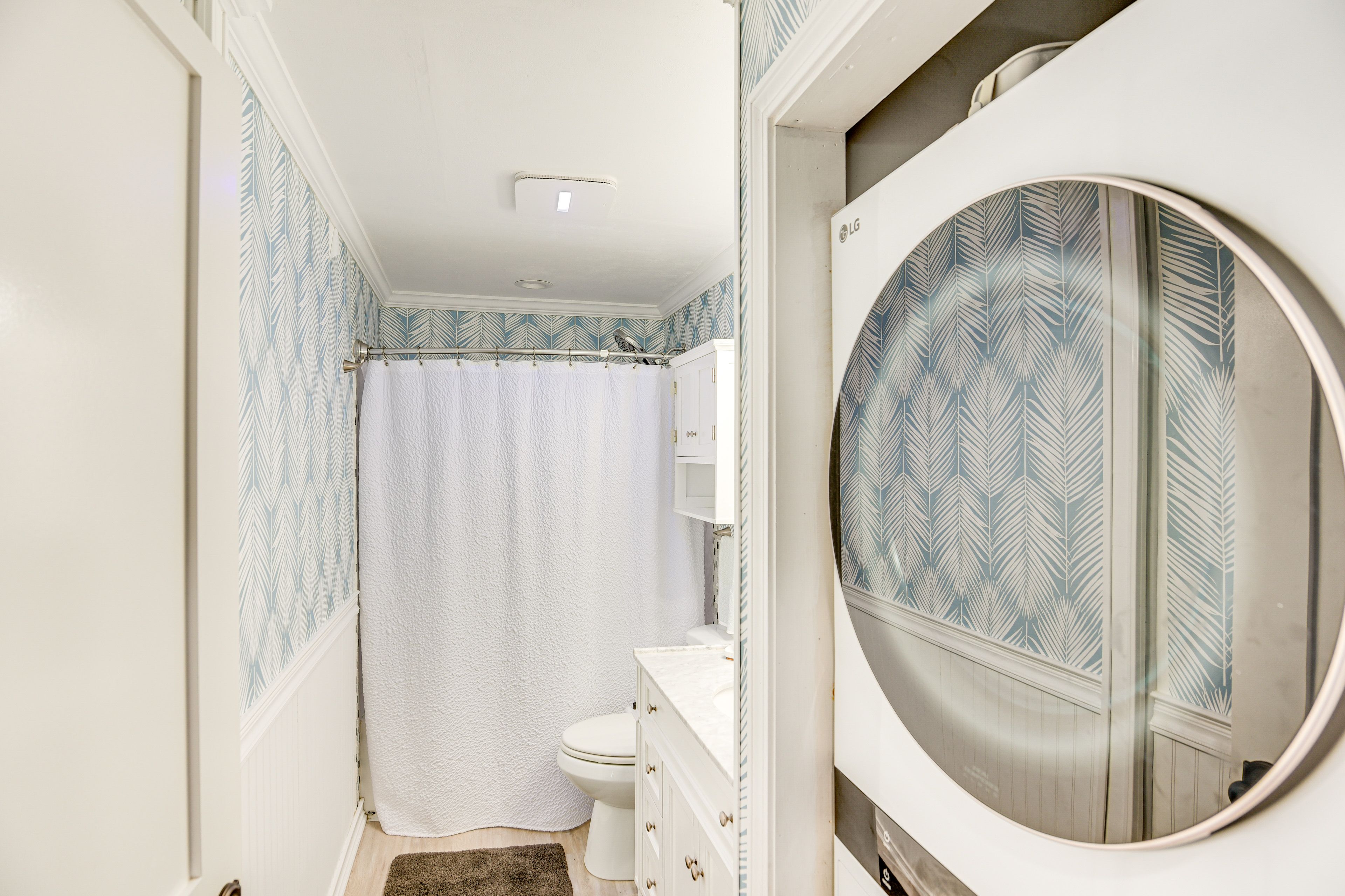 Full Bathroom | Towels Provided | Washer & Dryer
