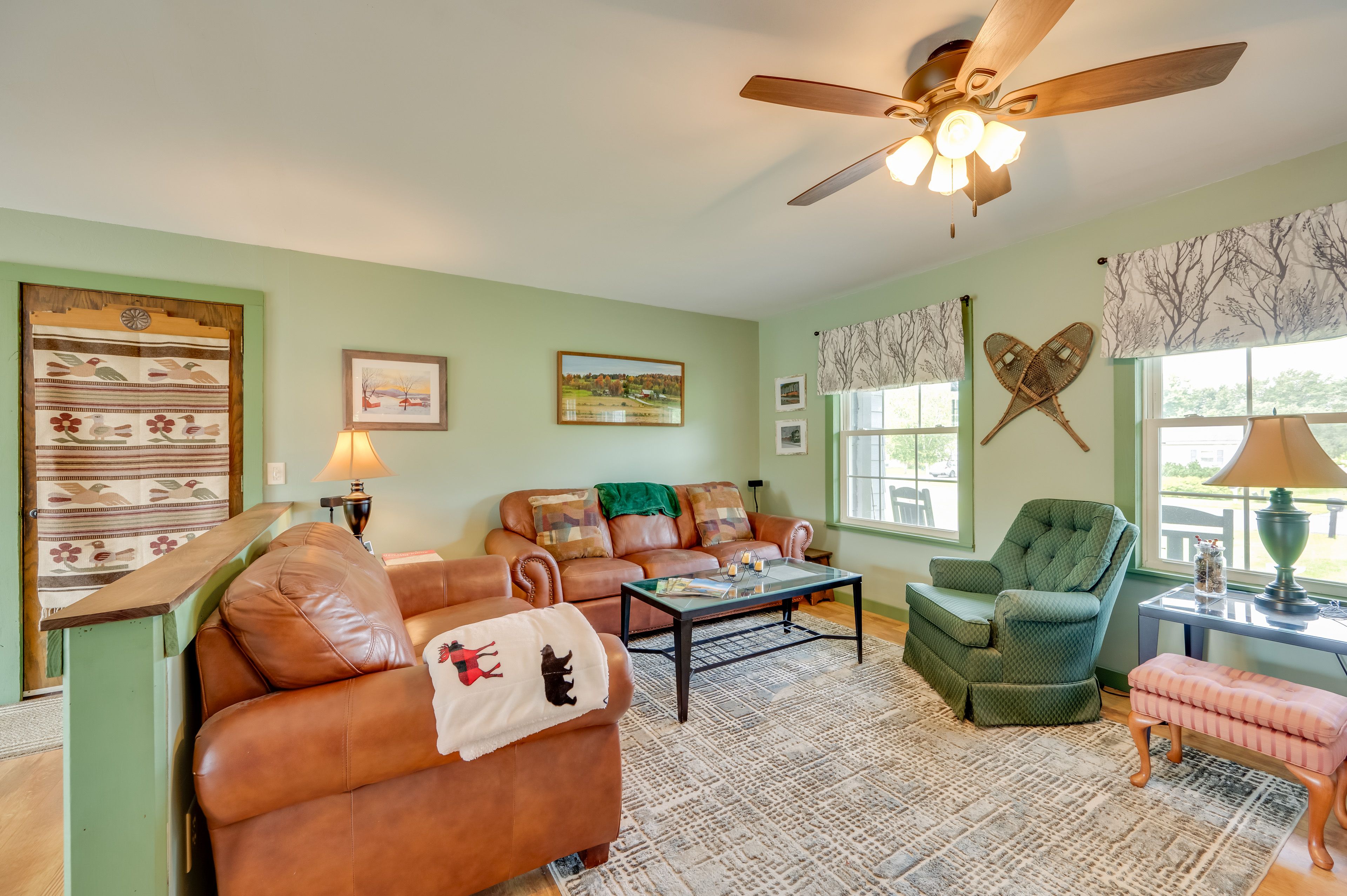 Living Room | 1st Floor | Smart TV | Fireplace | Central Heating | Free WiFi