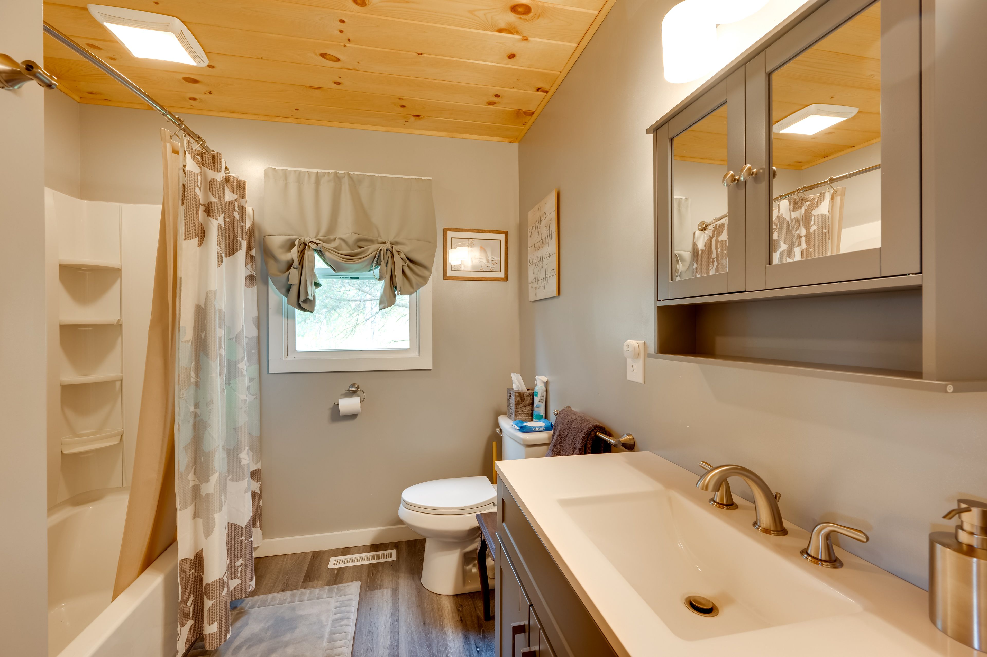 Full Bathroom | 1st Floor | Shower/Tub Combo | Towels Provided | Hair Dryer