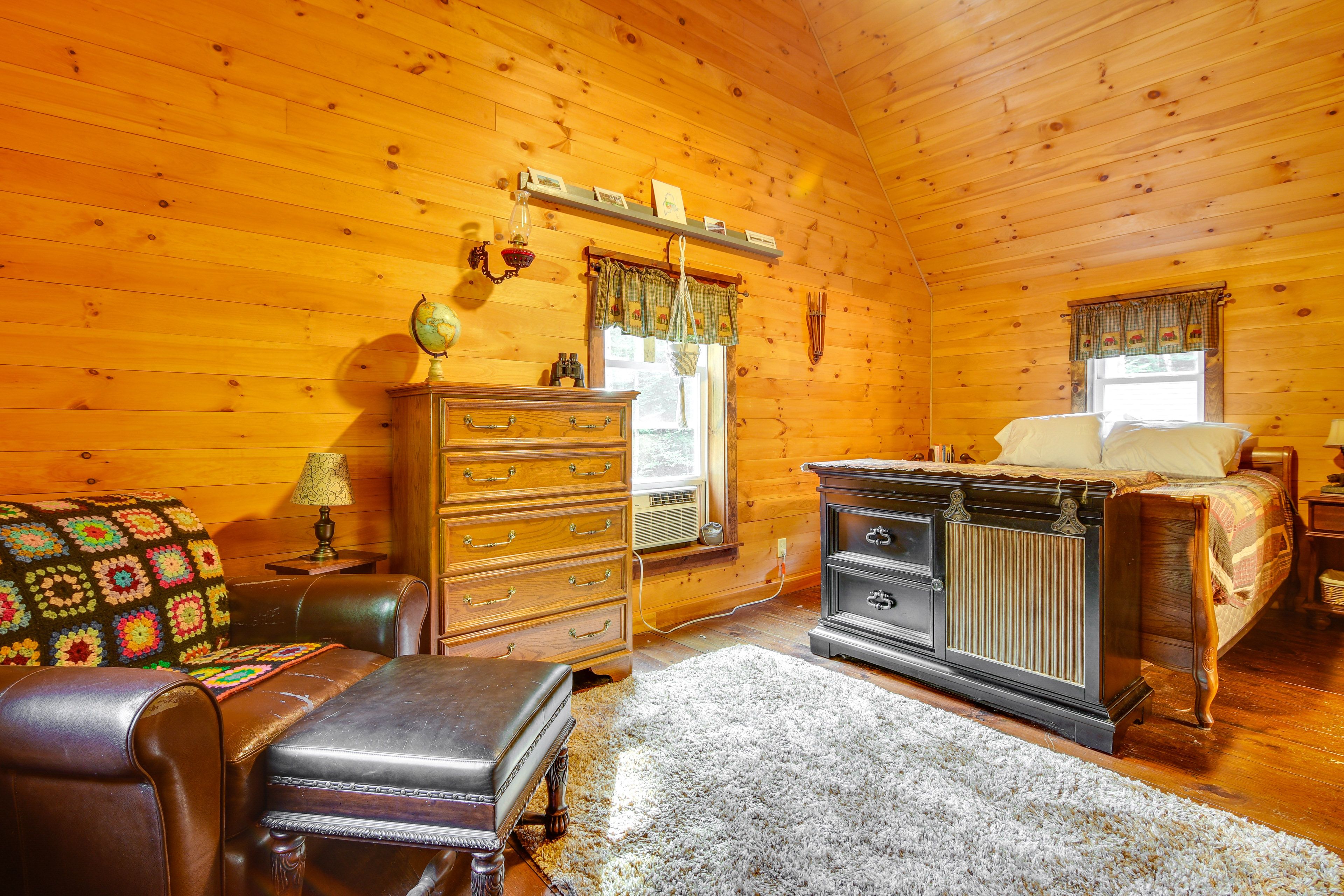 Bedroom 1 | Queen Bed | Books | Smart TV | 2nd Floor