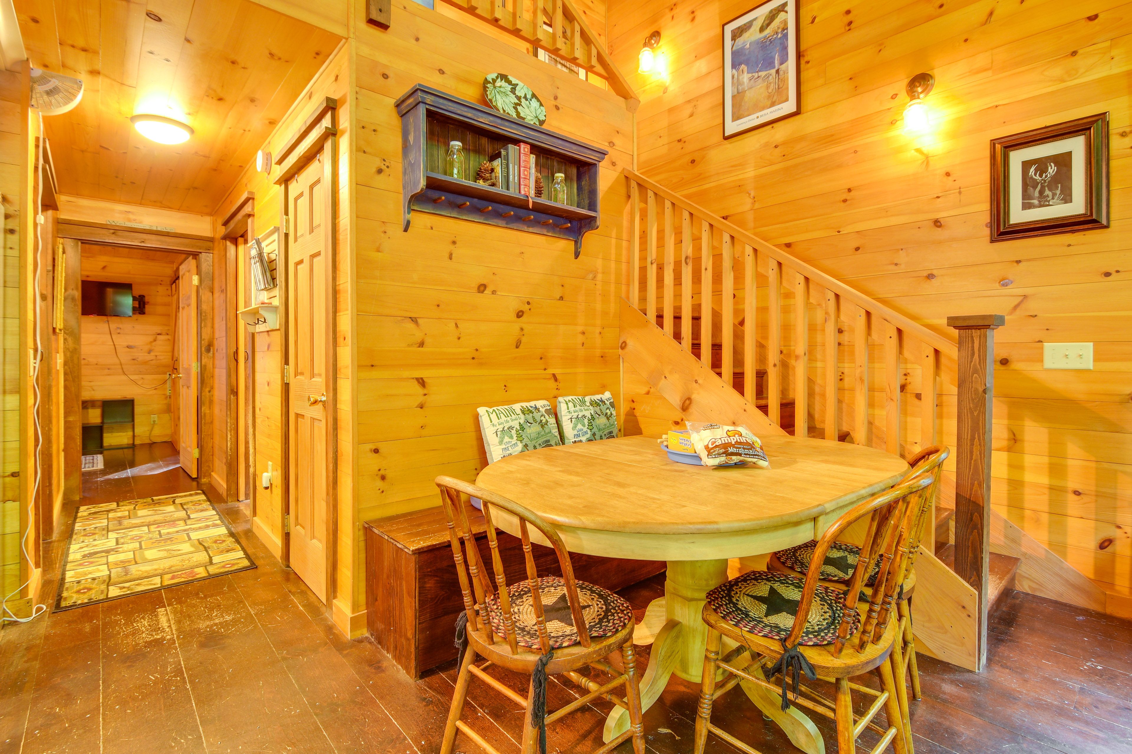 Dining Area | Dishware/Flatware Provided | 1st Floor