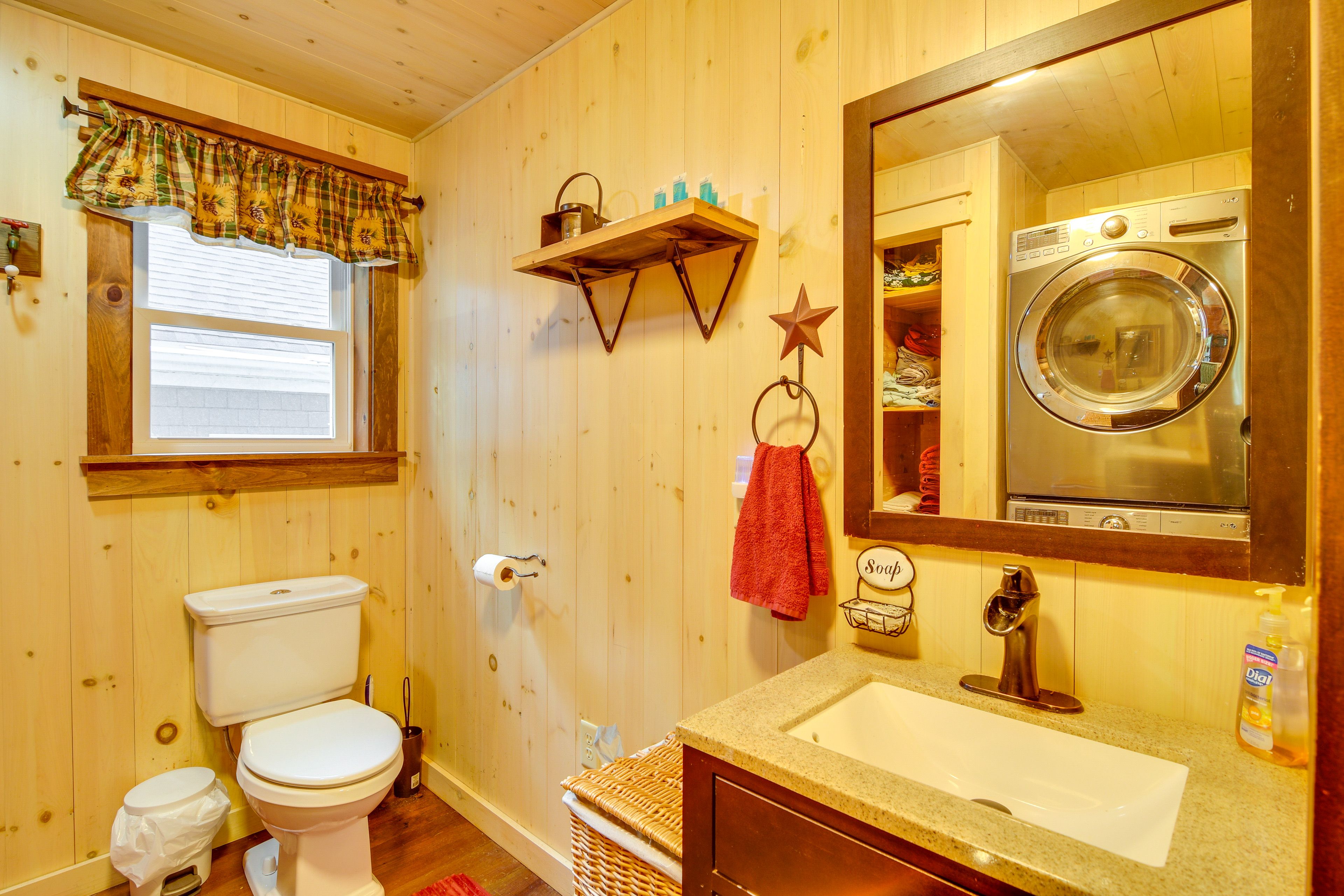 Full Bathroom | Towels Provided | Washer/Dryer | 1st Floor