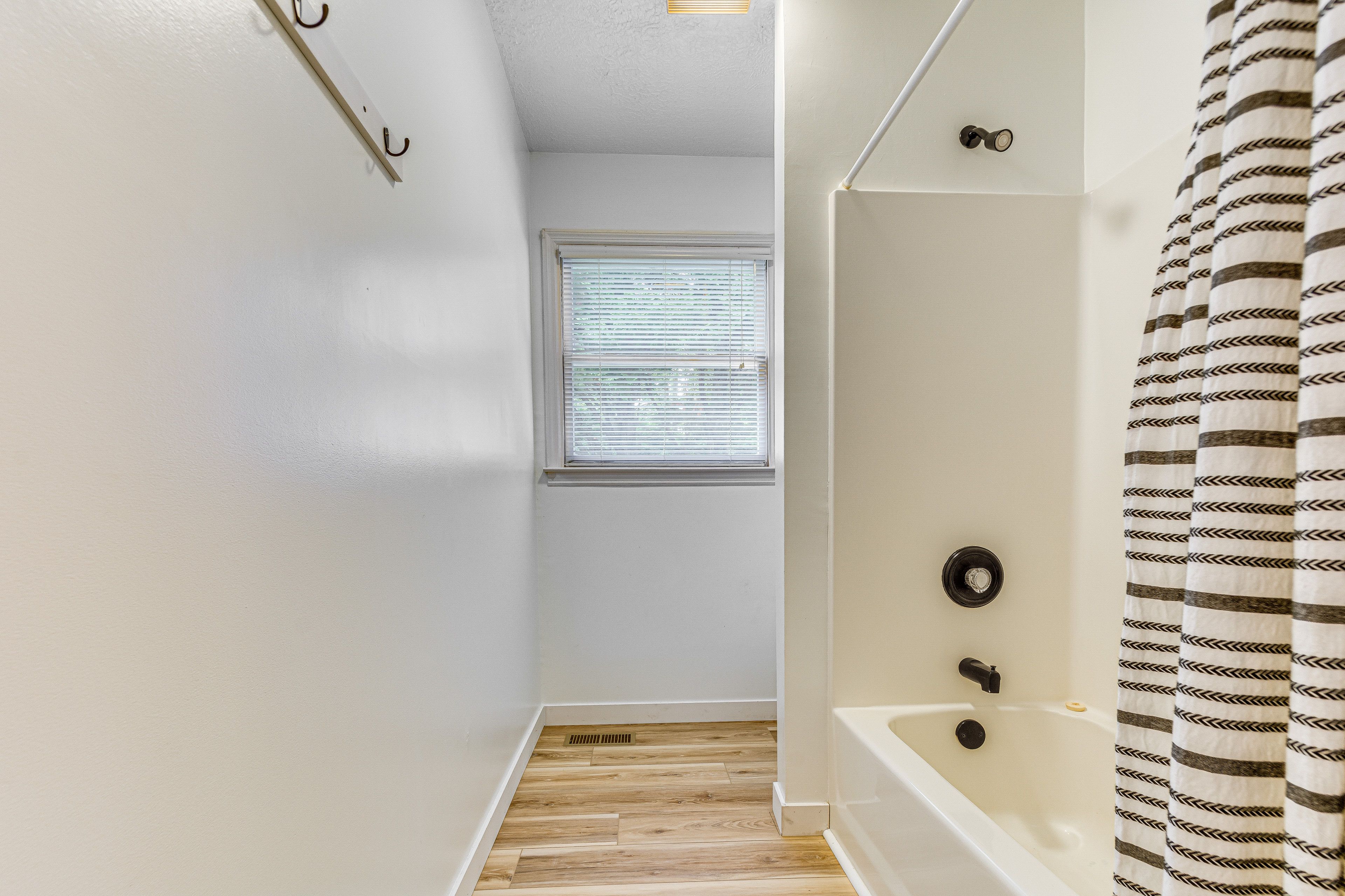 Full Bathroom | 1st Floor | Towels Provided