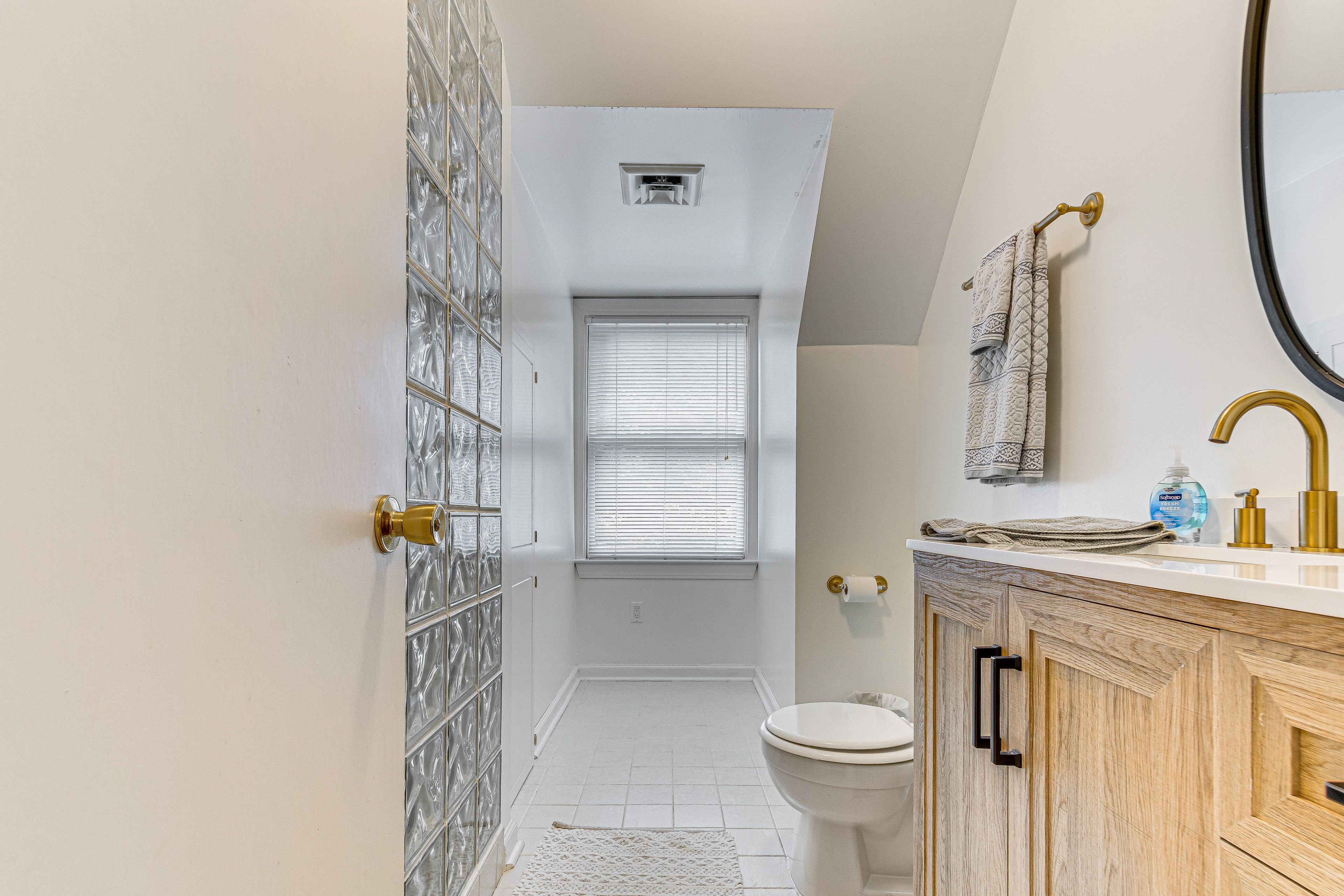 Full Bathroom | 2nd Floor