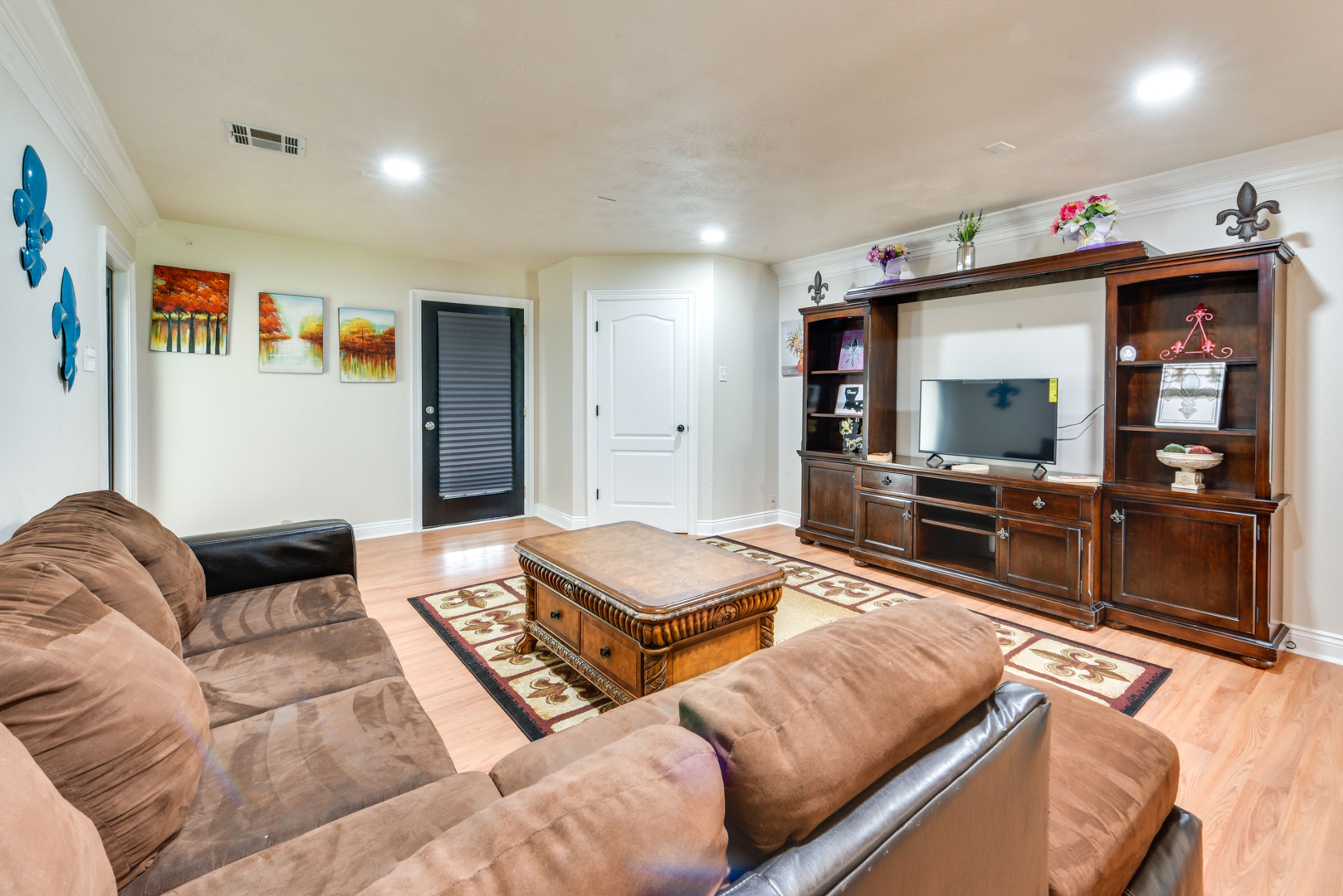 Living Room | 1st Floor | Smart TV