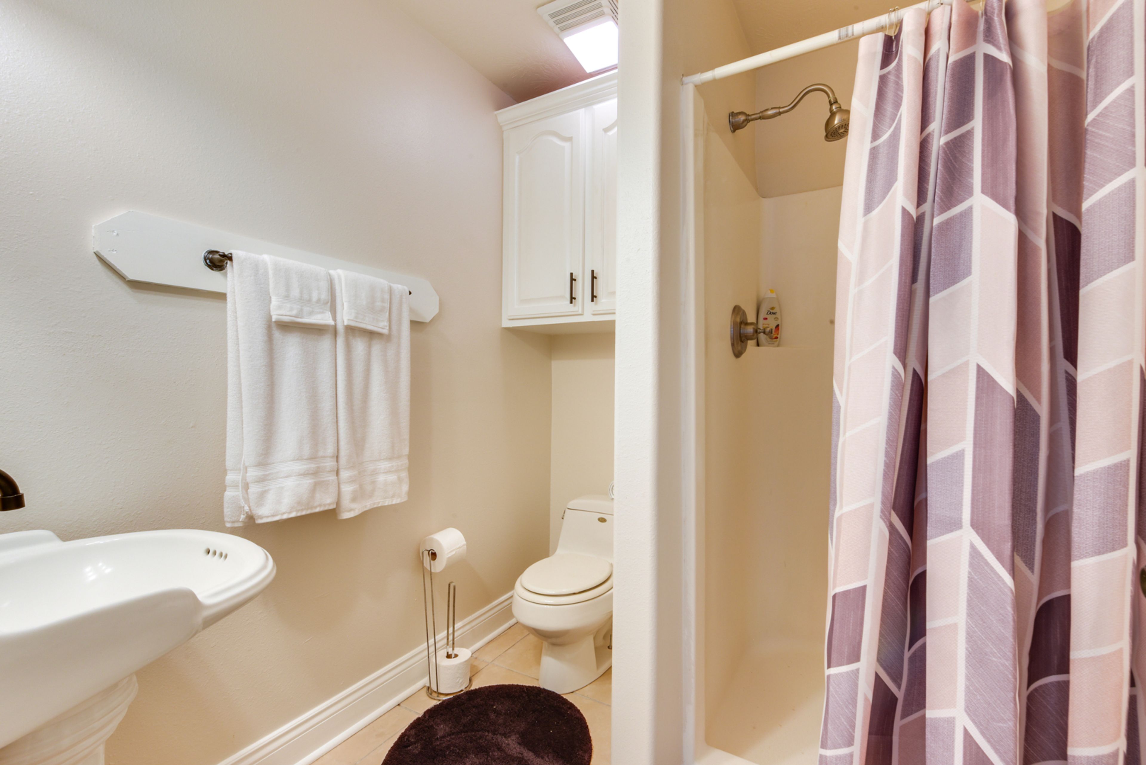 Full Bathroom | 1st Floor | Towels Provided