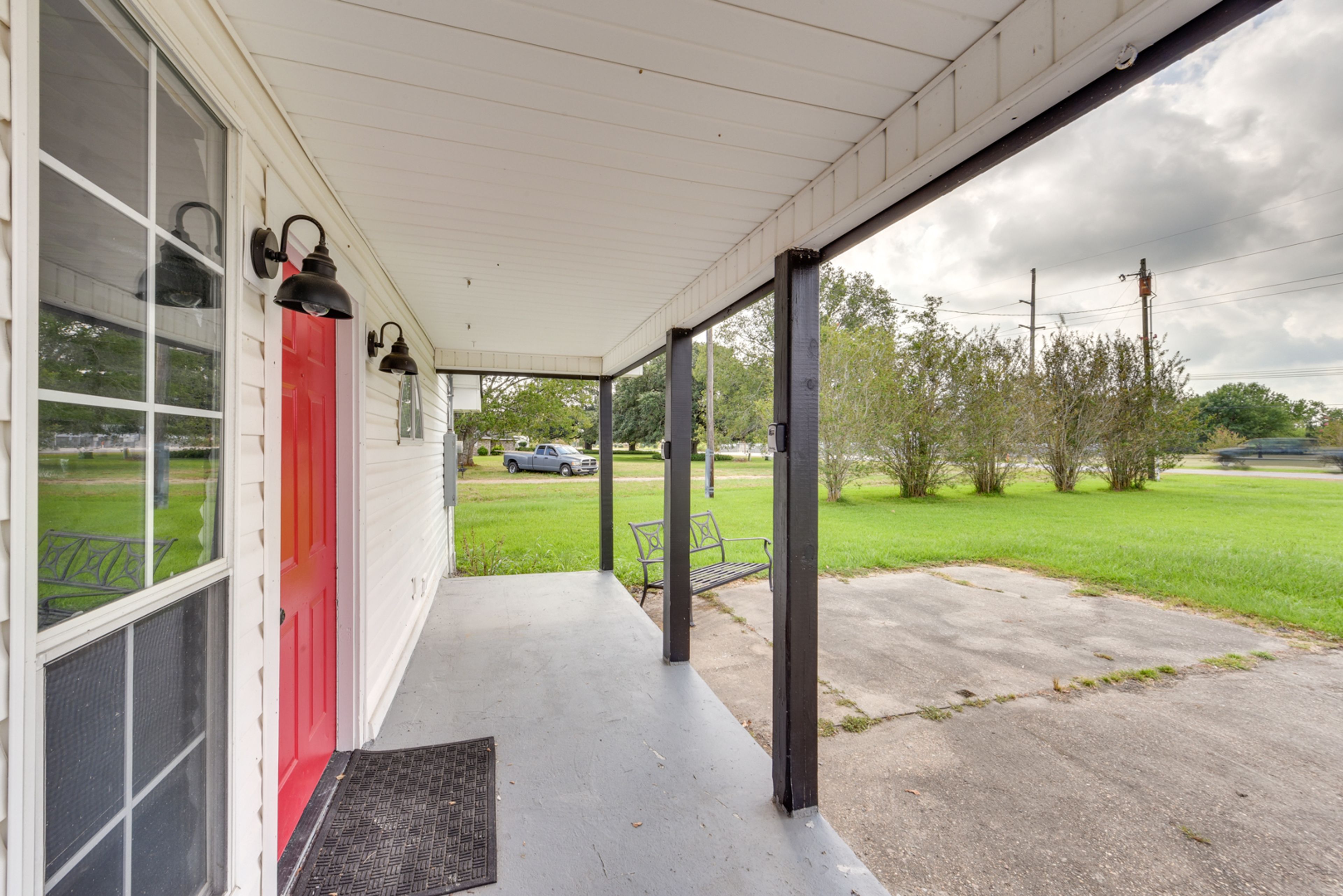 Apartment Exterior | Free WiFi | Boating & Fishing Nearby