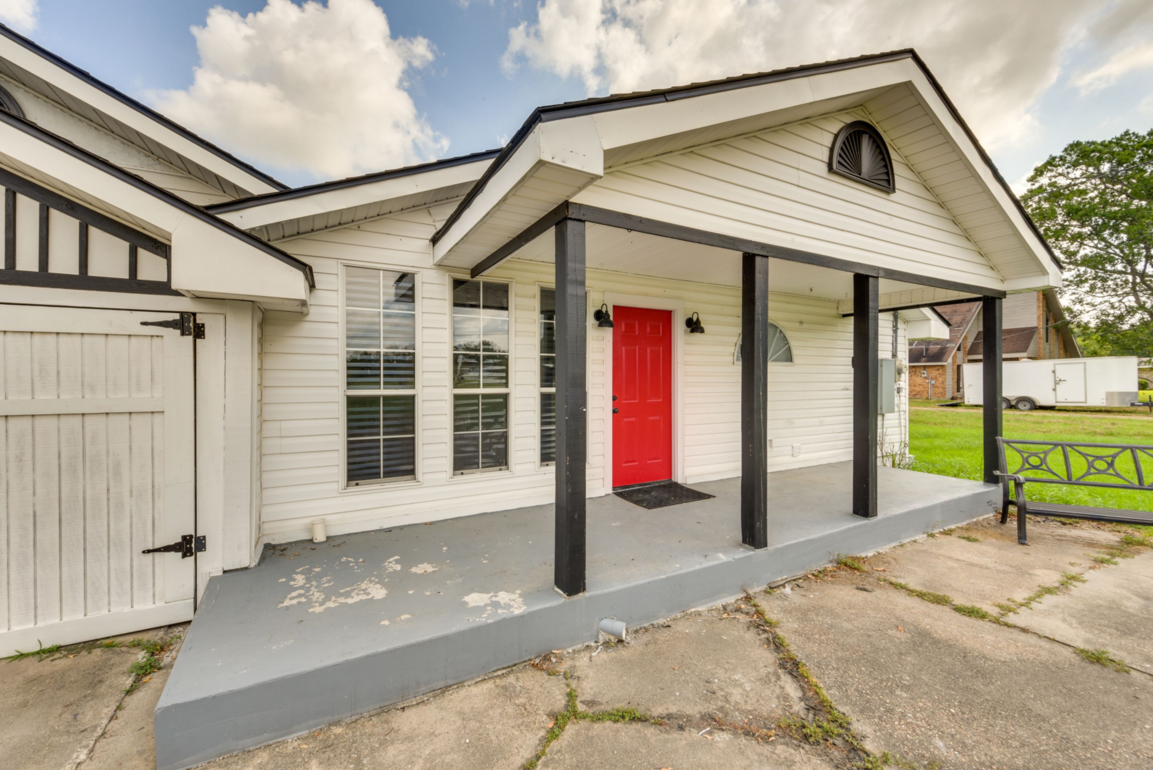 Apartment Exterior | Parking | Shared Driveway (2 Vehicles) | No Grass Parking