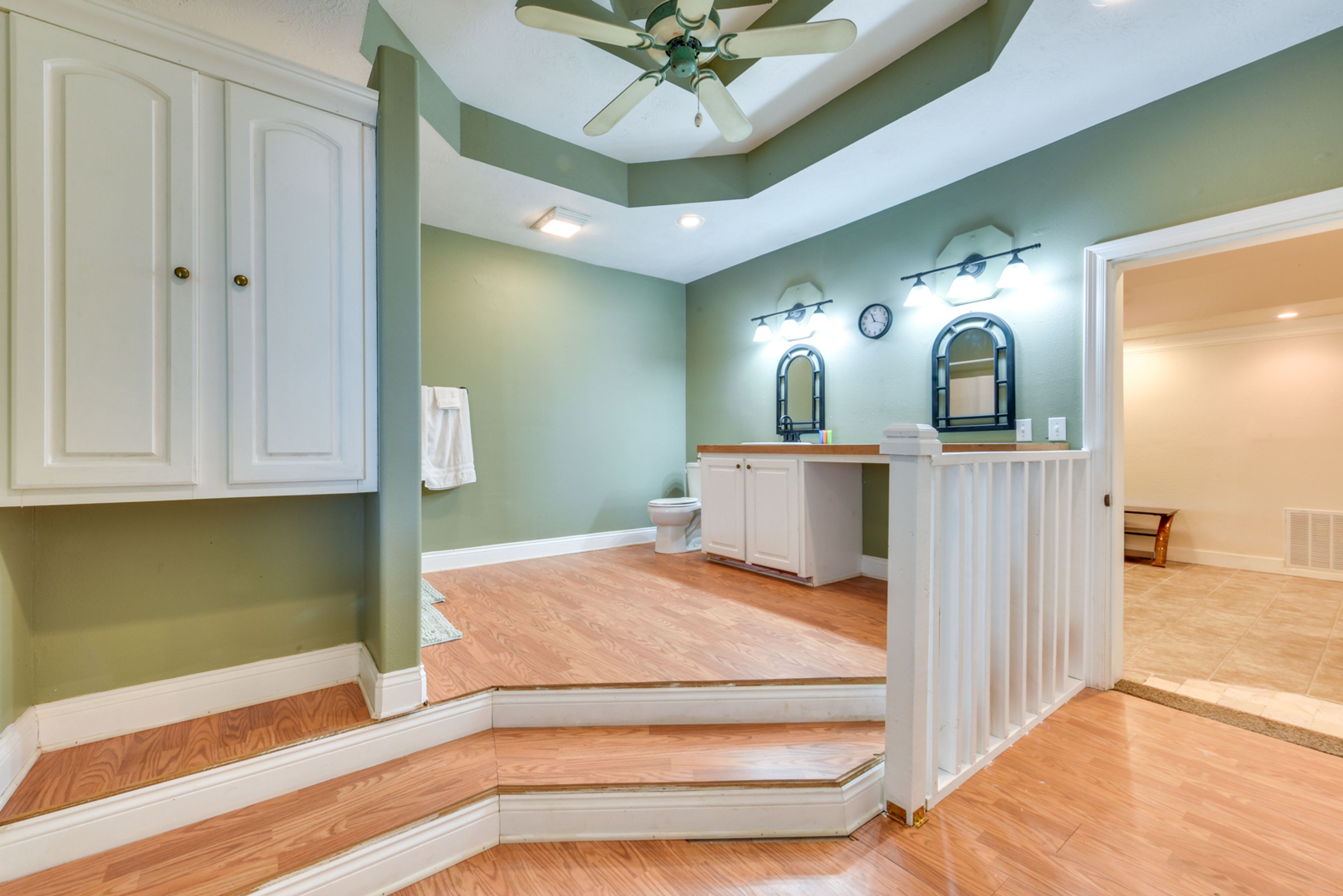 Full Bathroom | Towels Provided | 3 Interior Steps