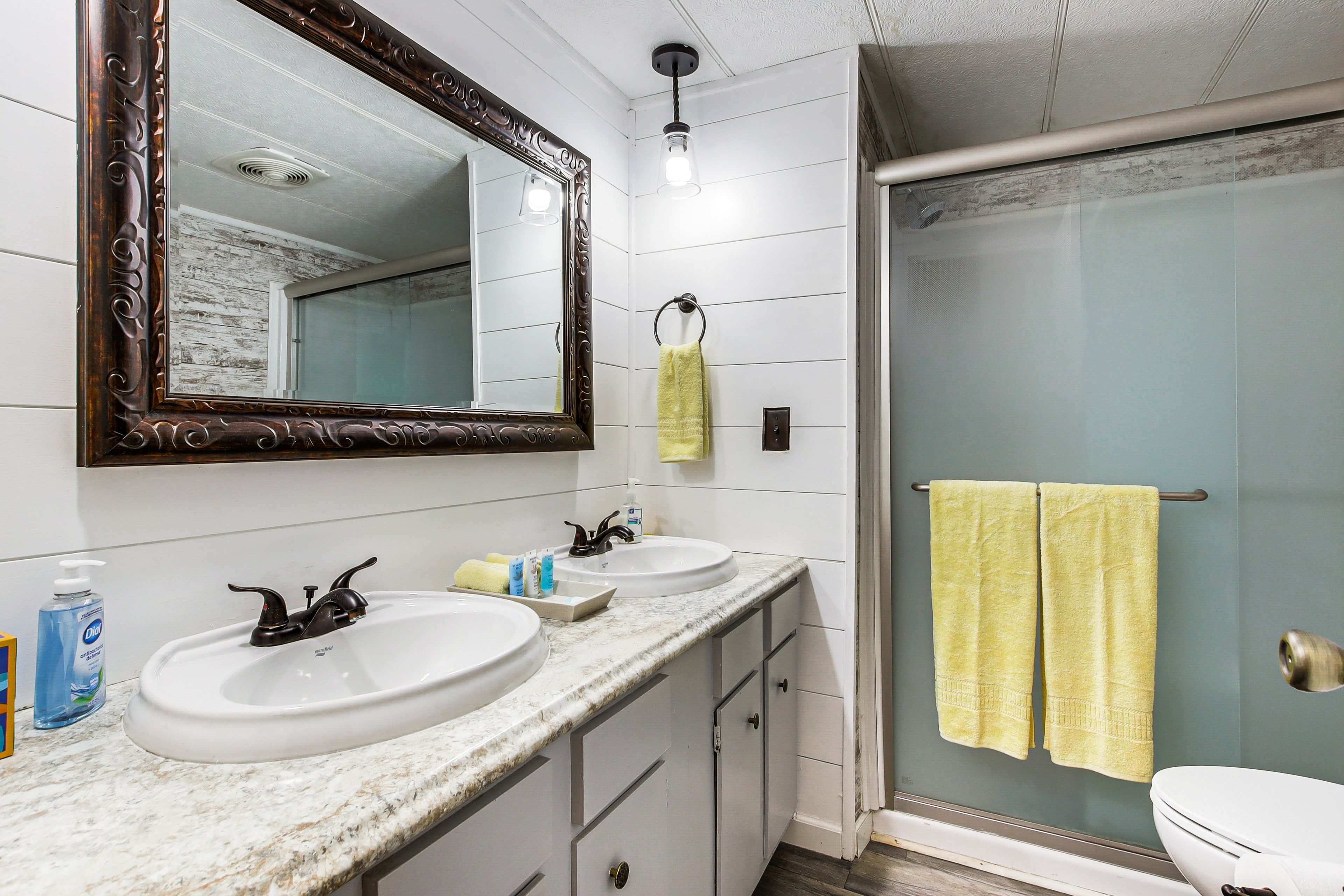 Full Bathroom | Towels Provided | Complimentary Toiletries