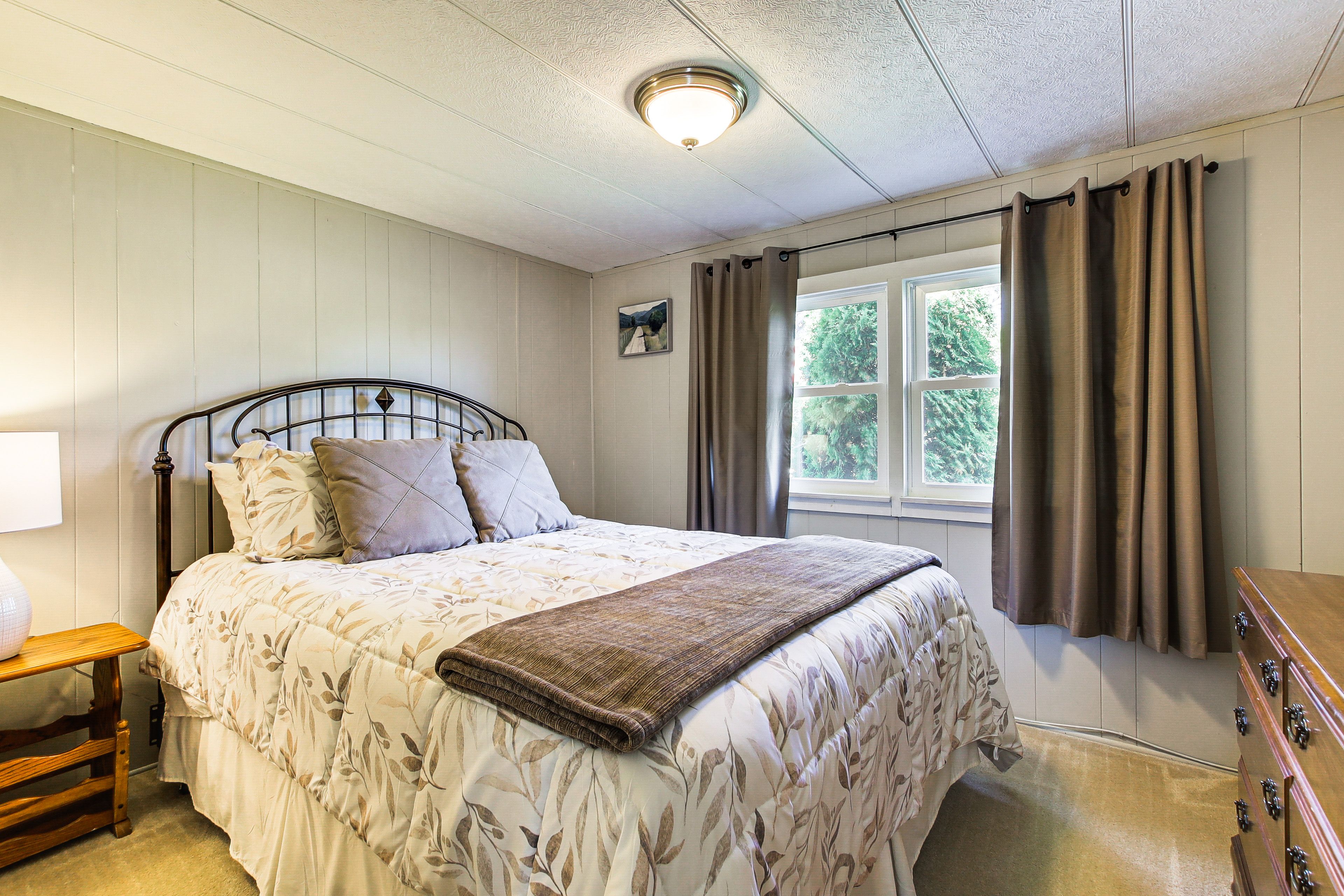Bedroom 2 | Queen Bed