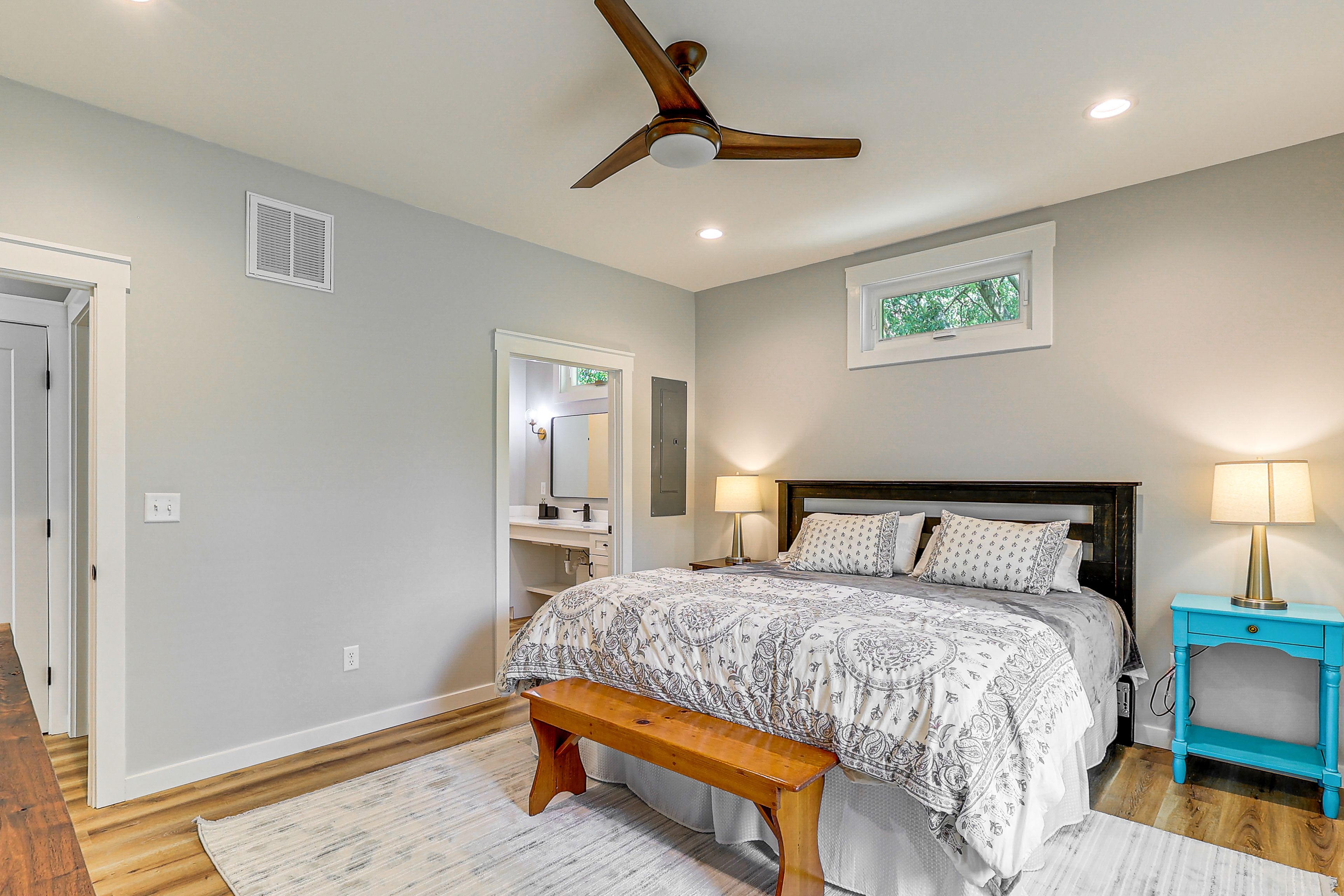 Bedroom 1 | King Bed | En-Suite Bathroom | 1st Floor