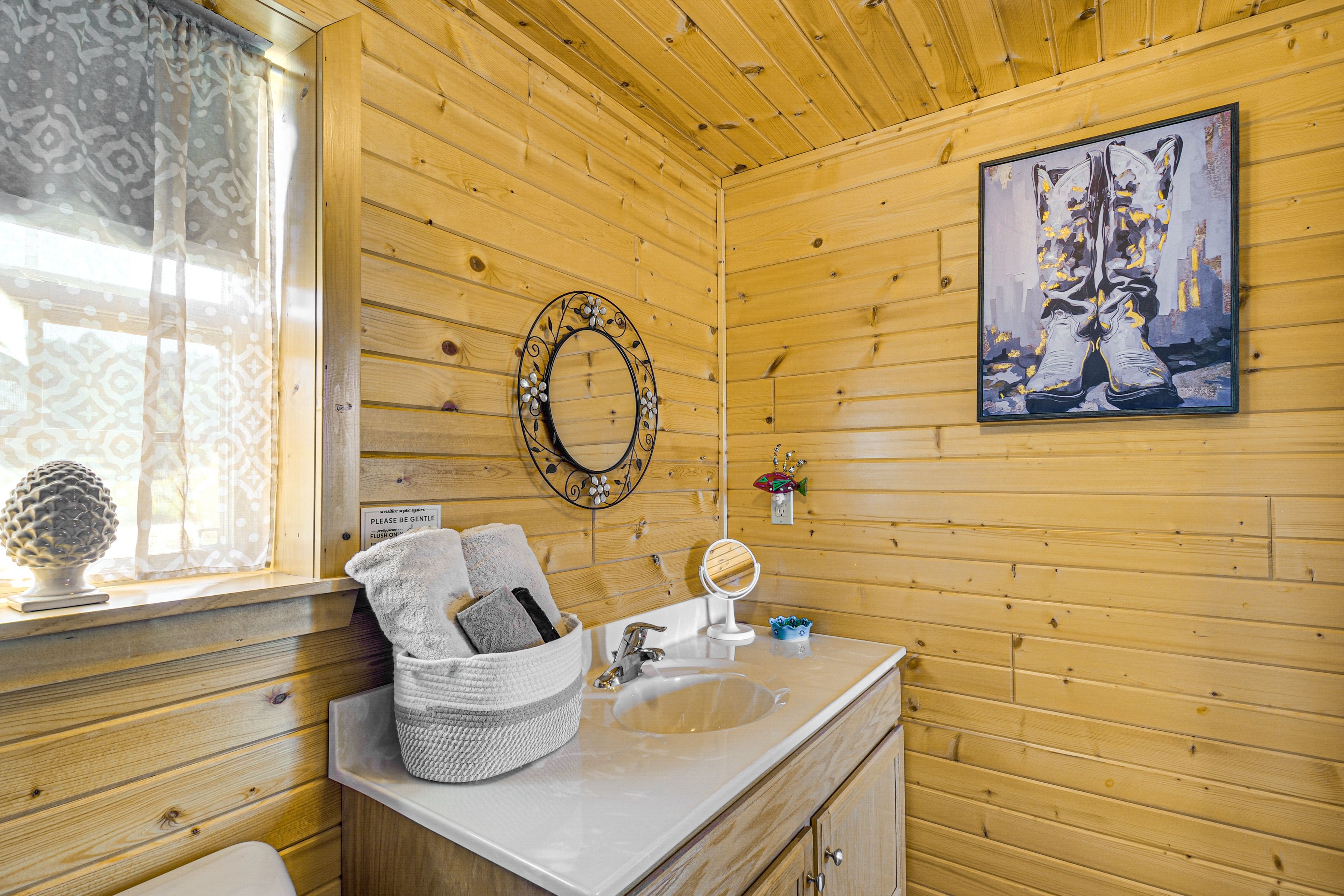En-Suite Bathroom | Towels Provided | Complimentary Toiletries