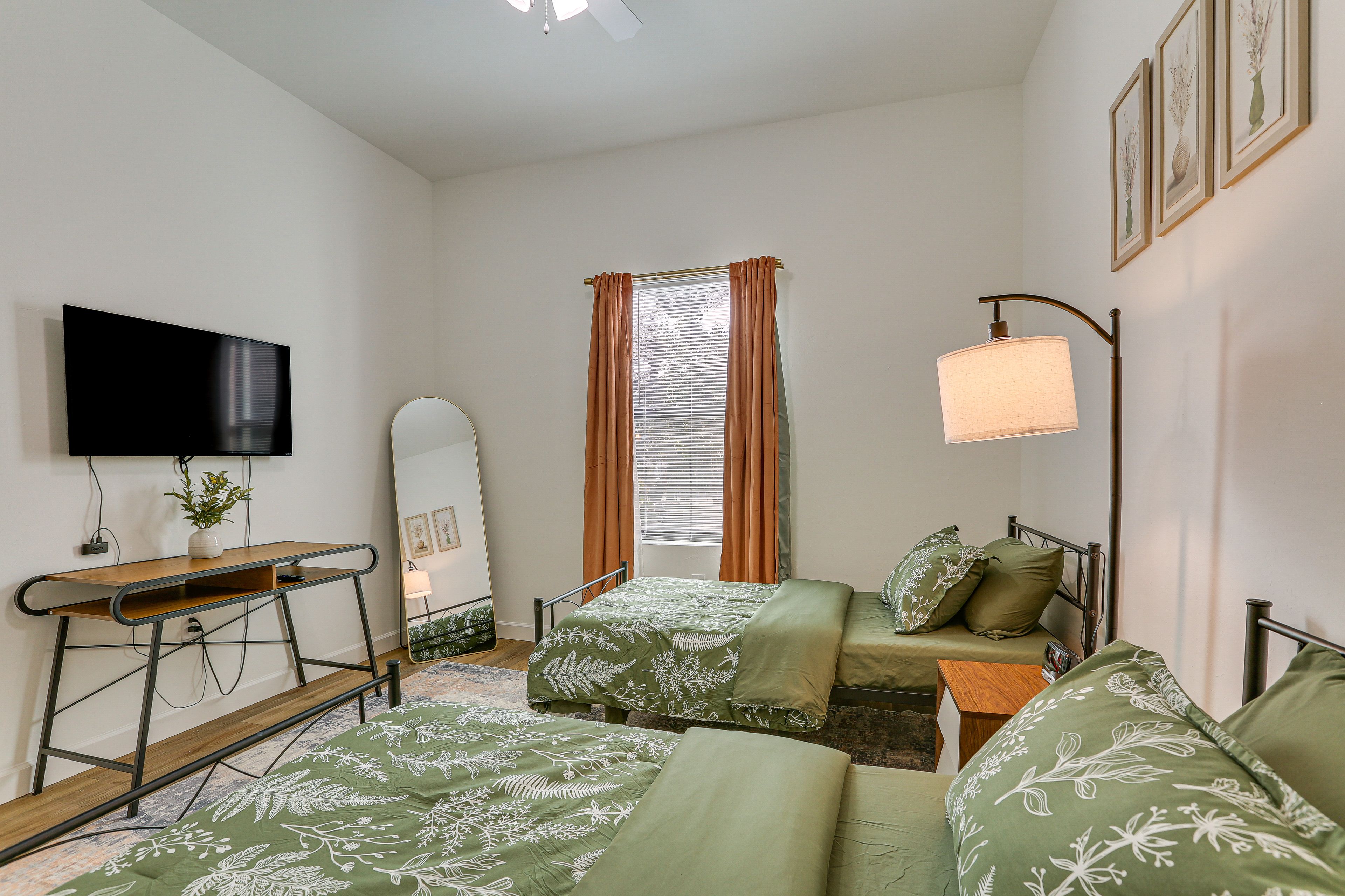 Bedroom 2 | 2 Twin Beds | Smart TV
