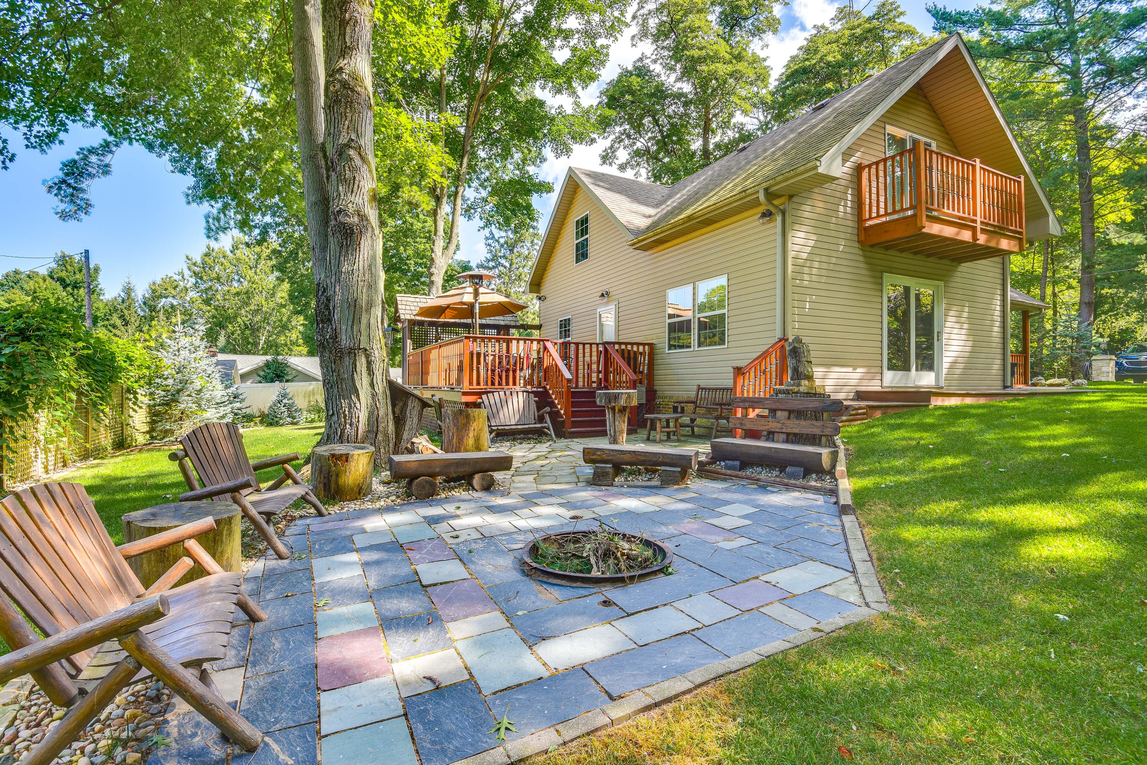 Fire Pit | Self Check-In | 0.5 Mi to Hagar Park Beach
