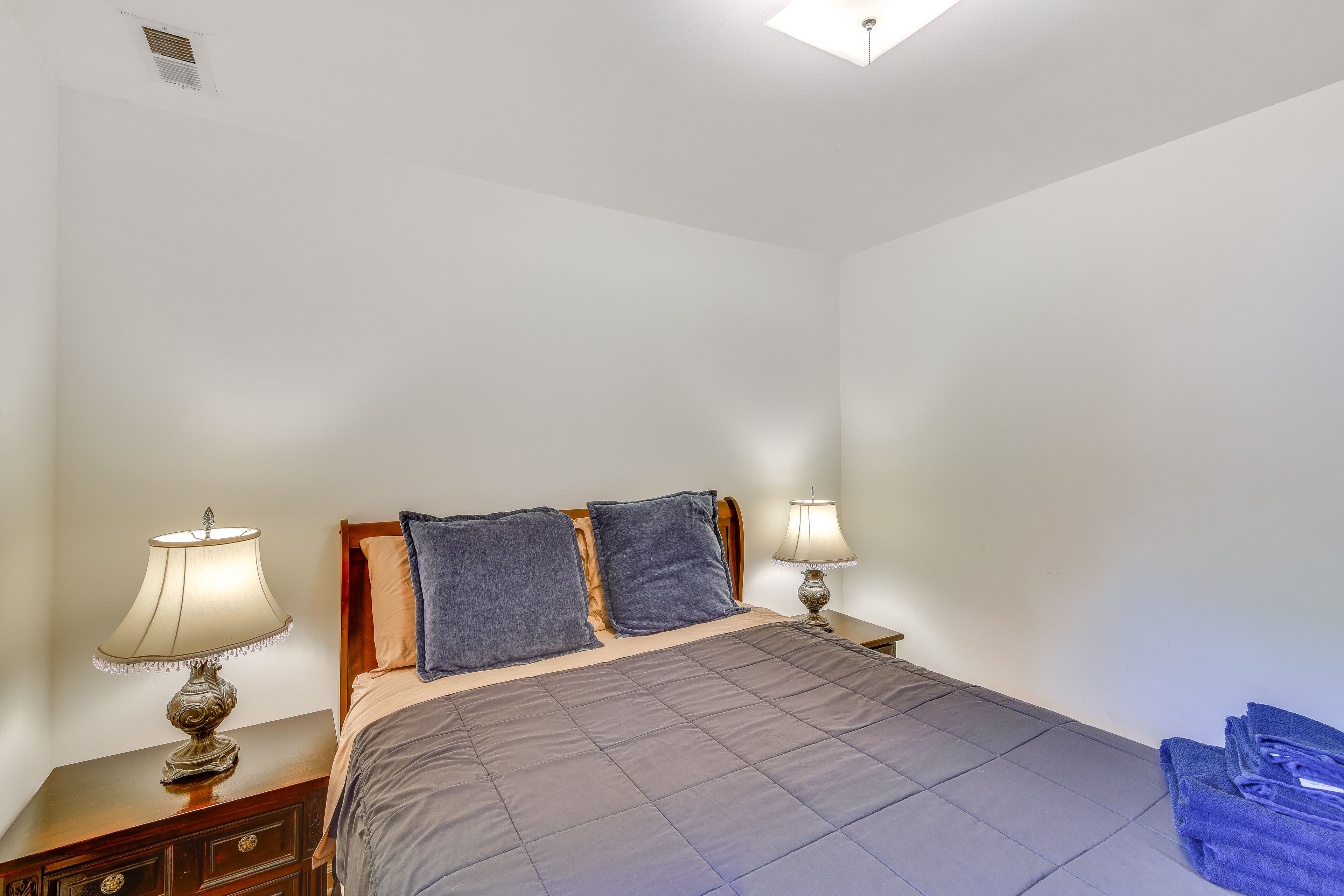 Bedroom 5 | 1st Floor | Queen Bed