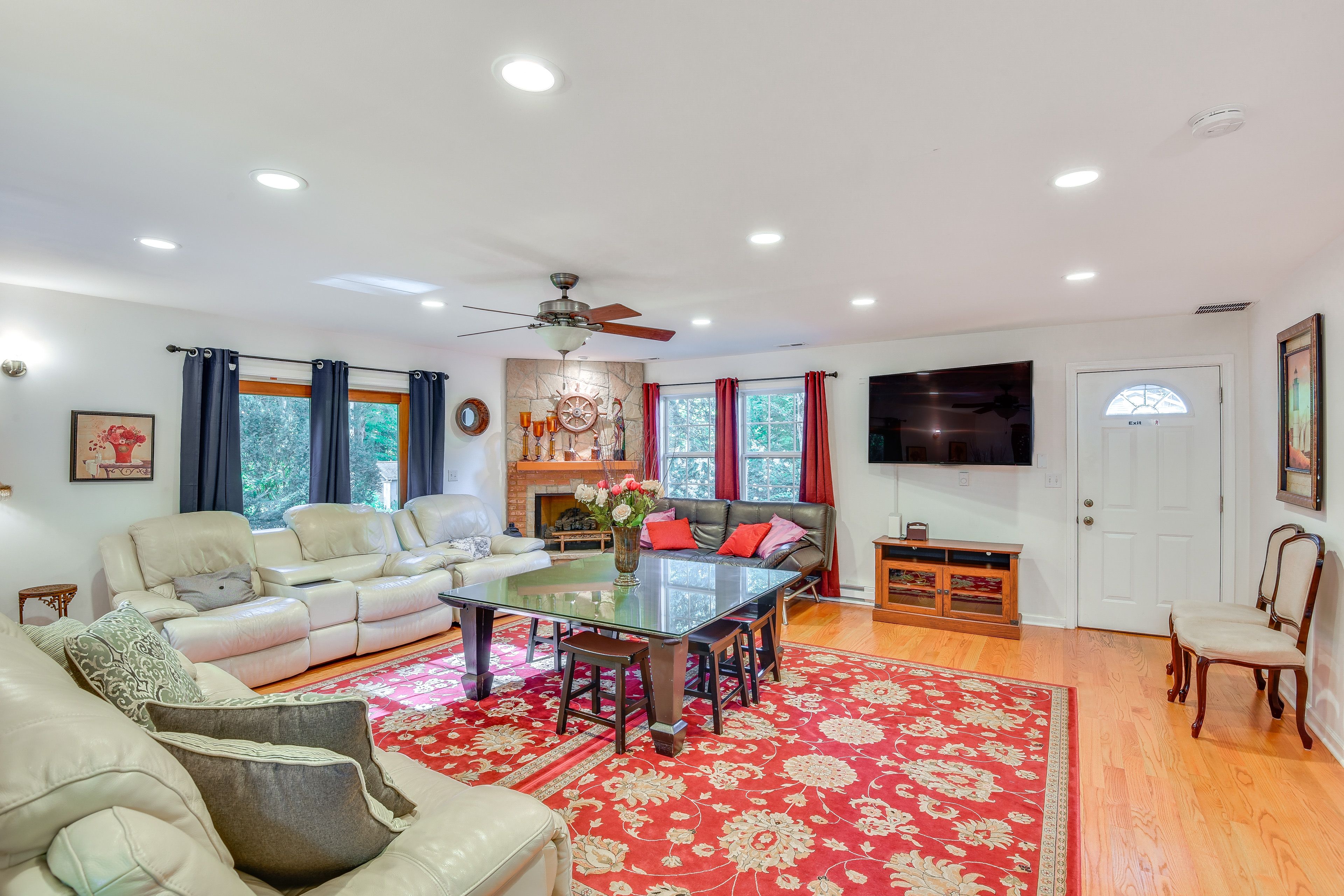 Living Room | 1st Floor | Smart TV | Free WiFi | Gas Fireplace