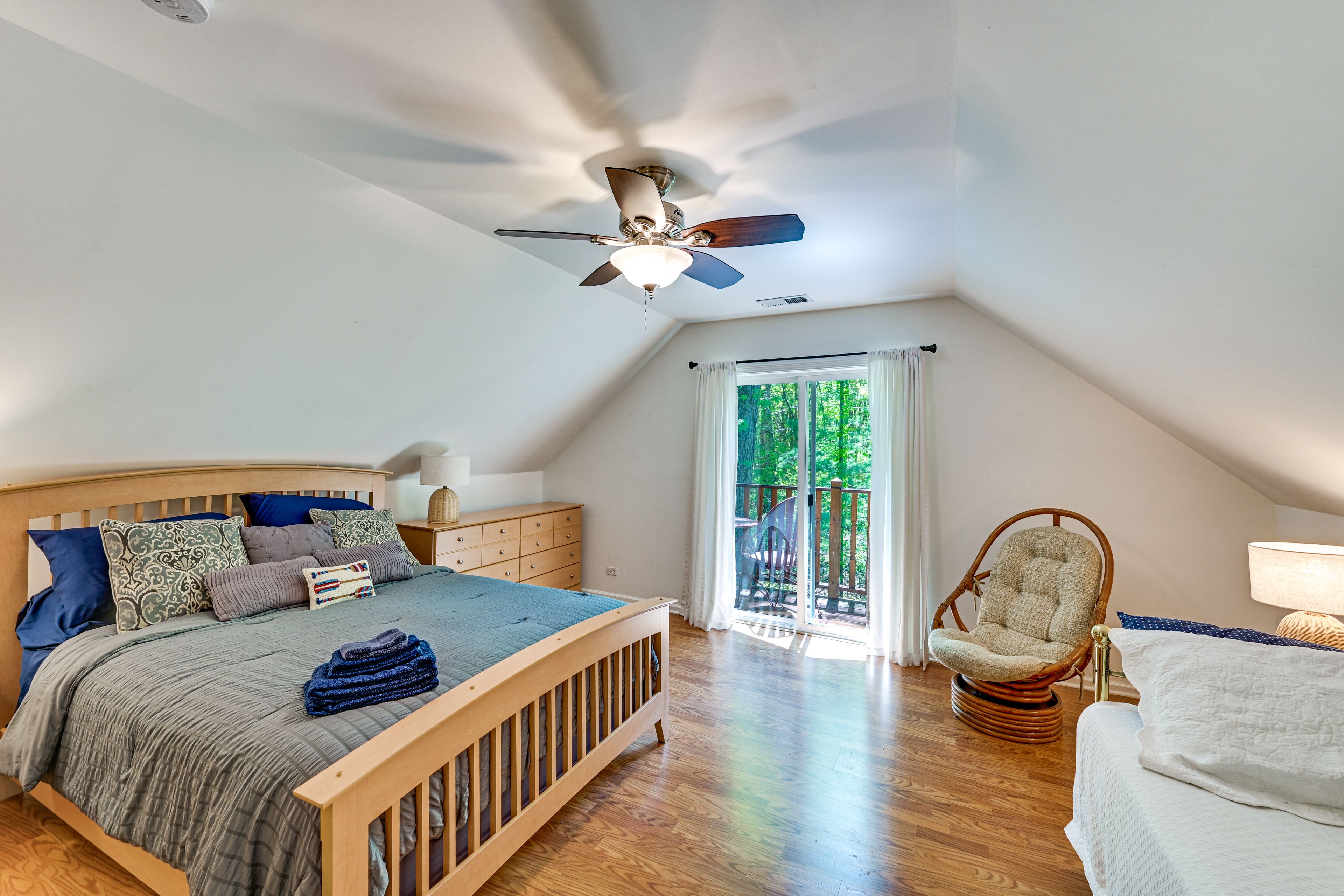 Bedroom 1 | 2nd Floor | Queen Bed | Twin Daybed