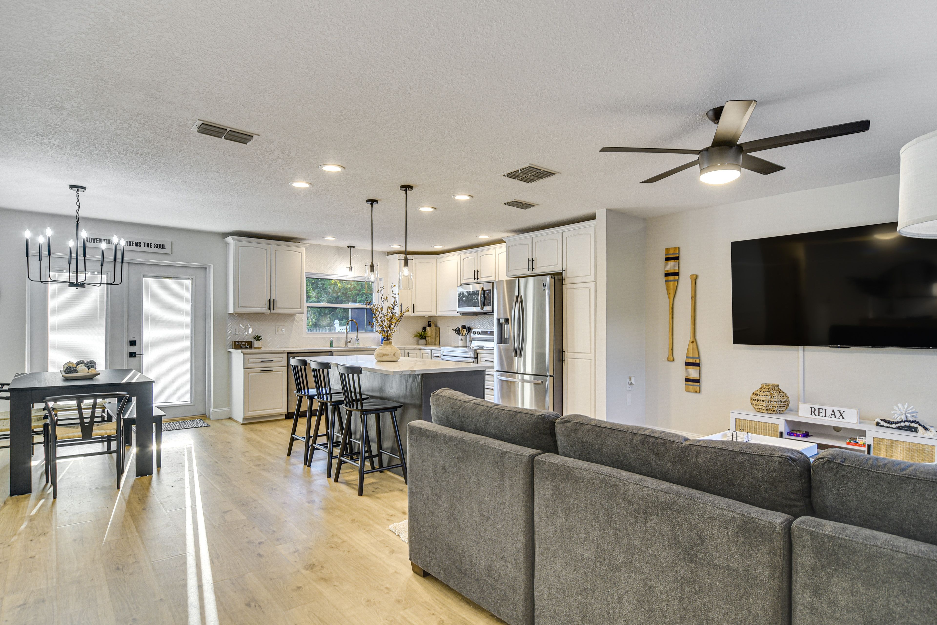 Living Room | Smart TV | Central A/C | Free WiFi | Dining Area