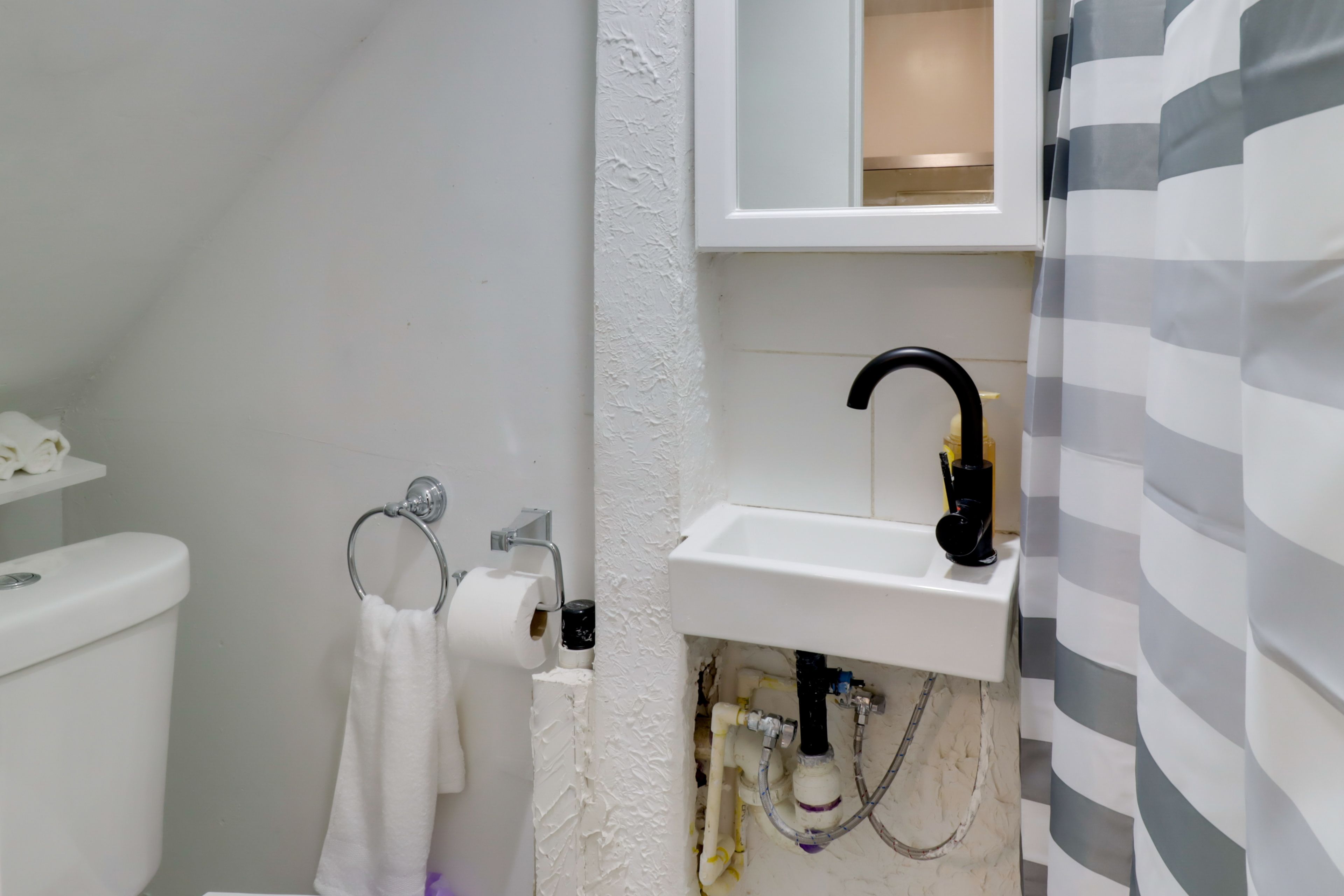 Full Bathroom | 1st Floor