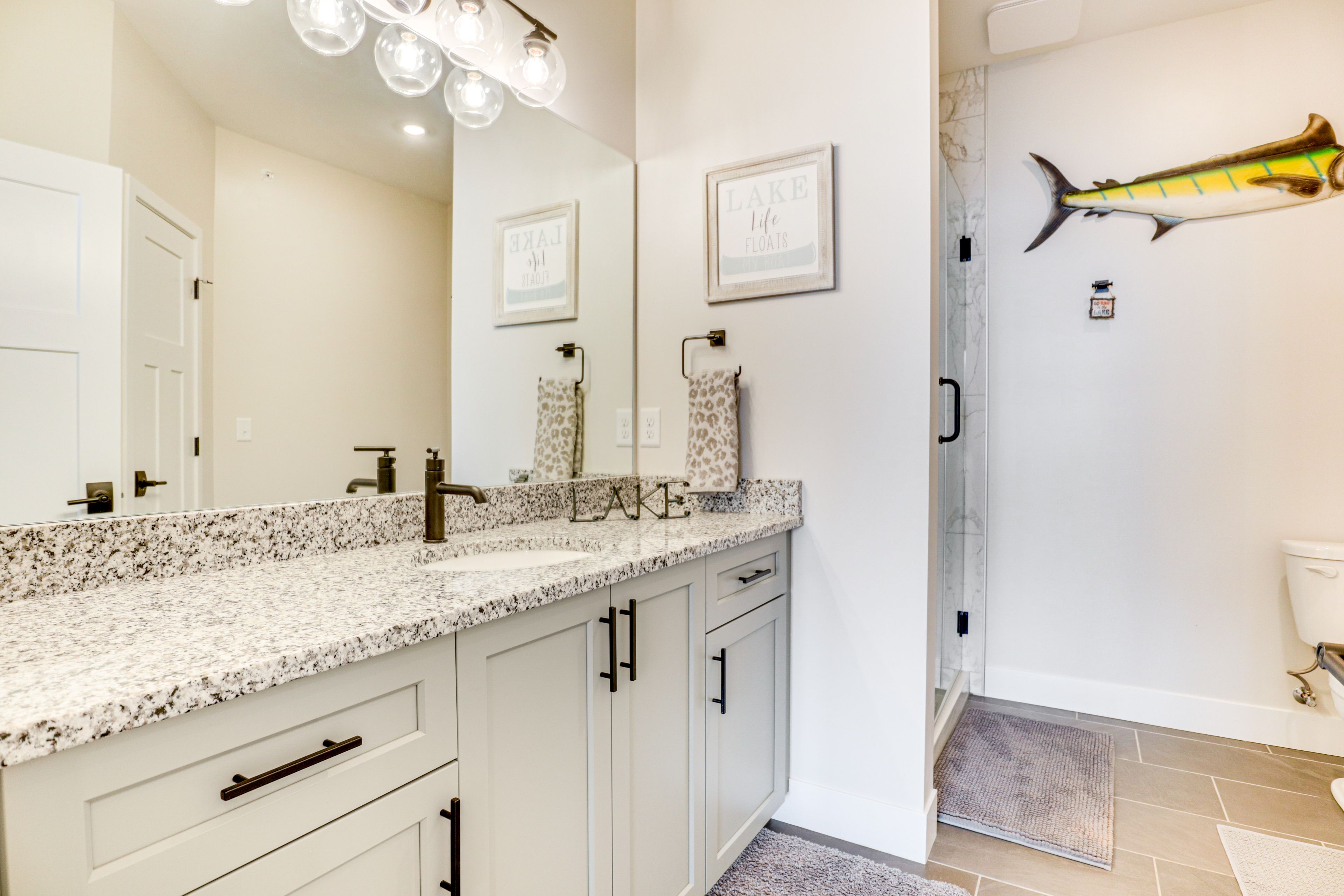 Full Bathroom | Towels Provided