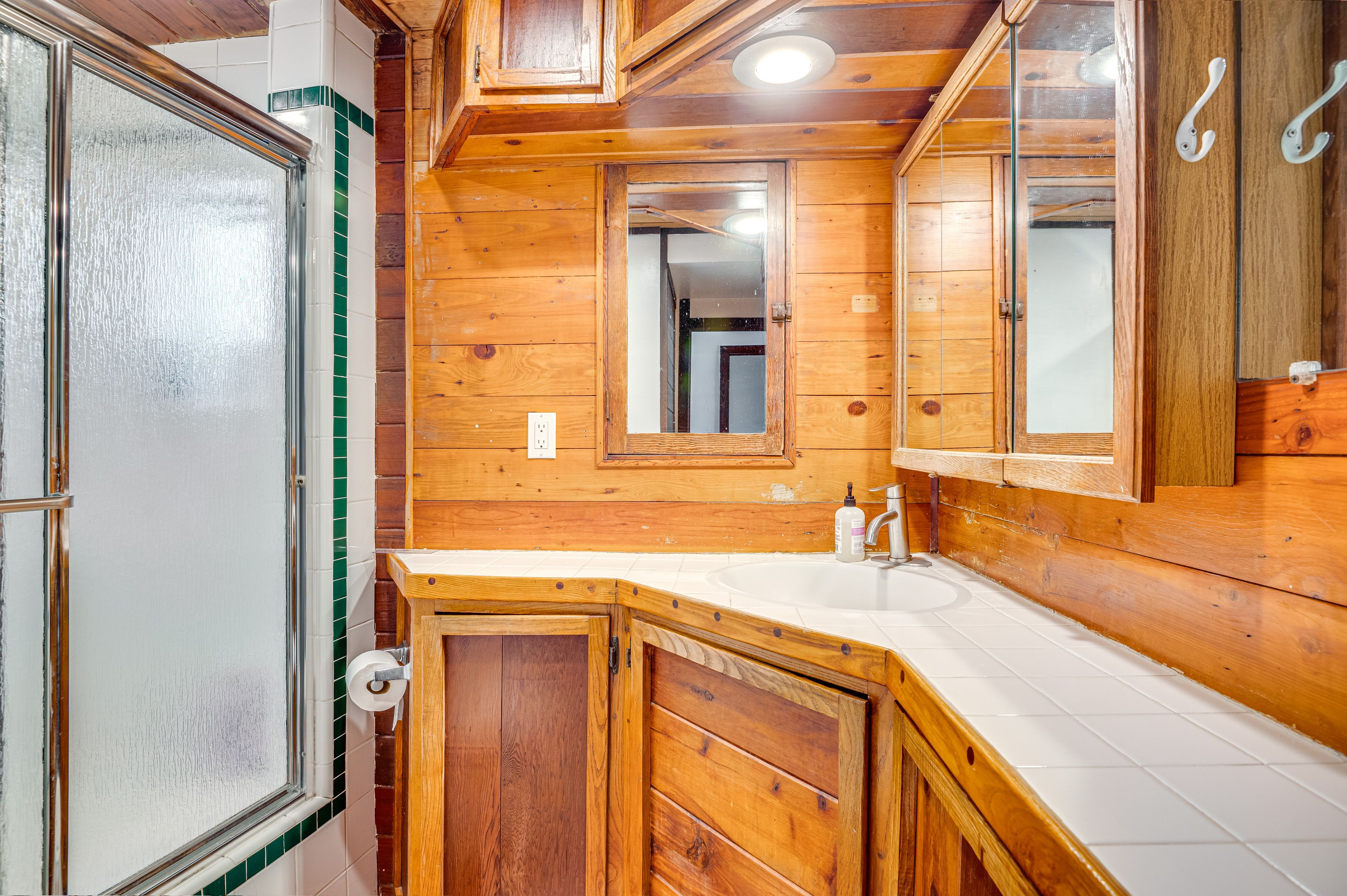 Full Bathroom | Towels & Complimentary Toiletries Provided