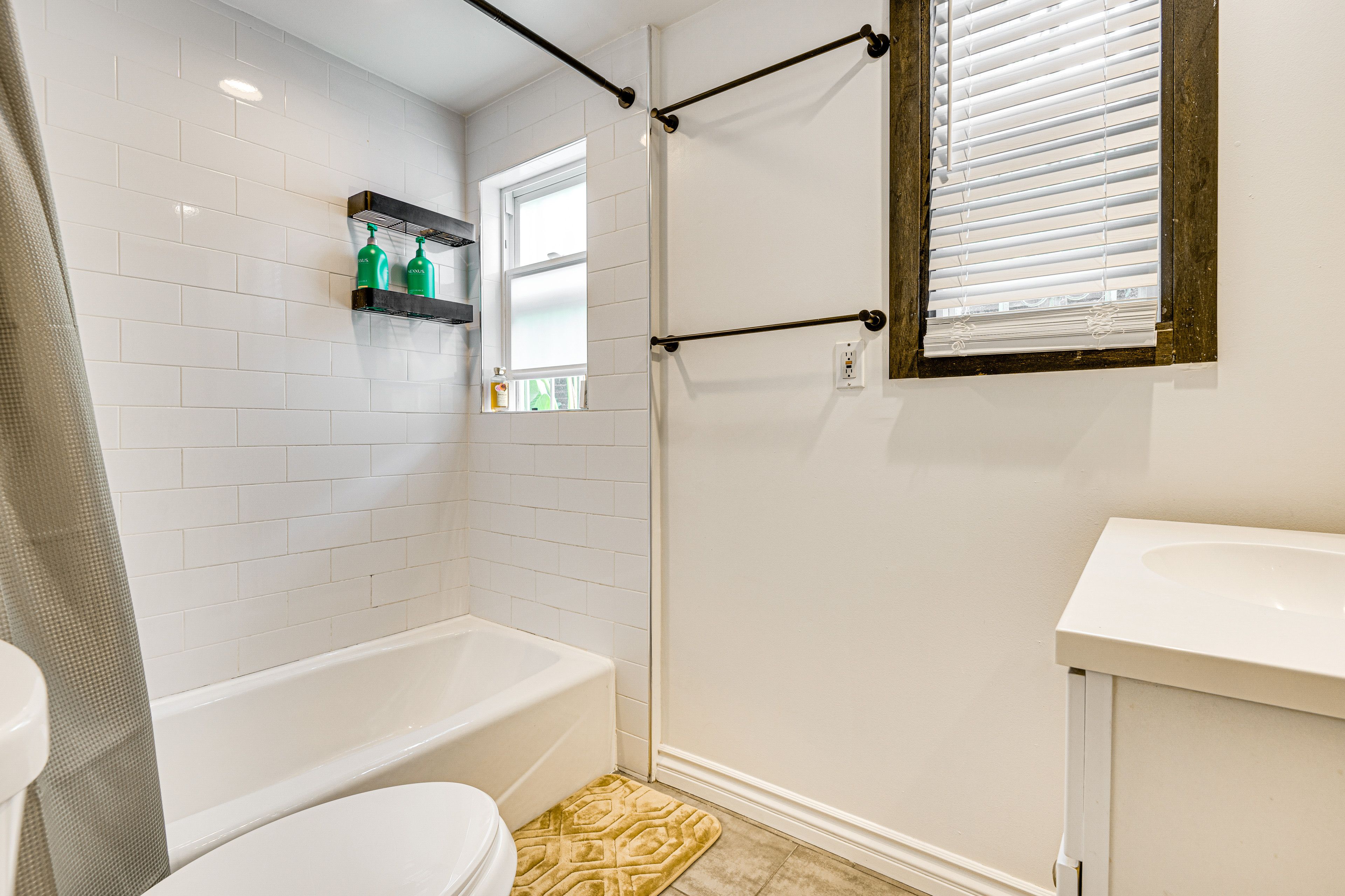 Full Bathroom | Towels Provided | Complimentary Toiletries
