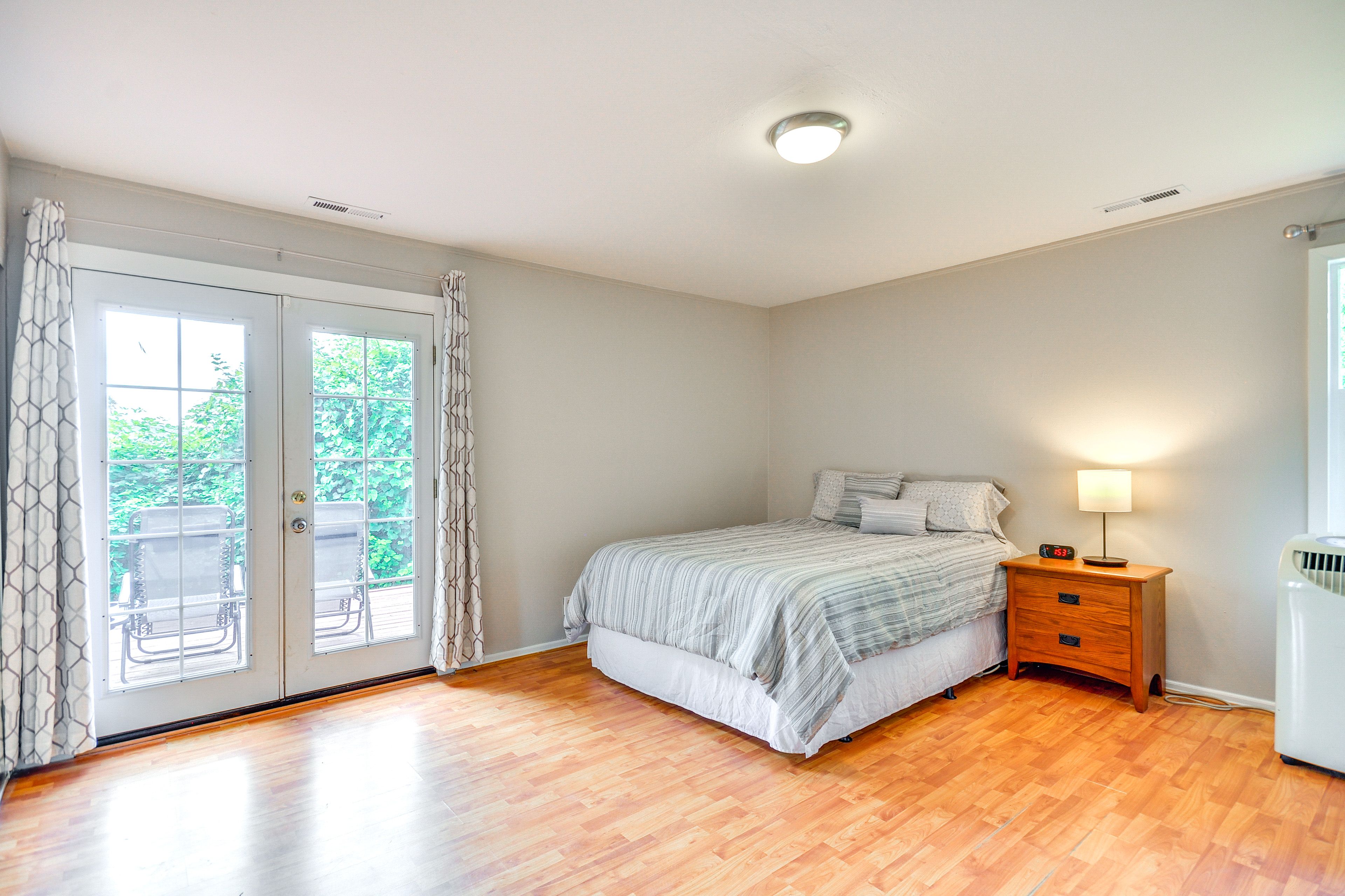 Bedroom 1 | Queen Bed