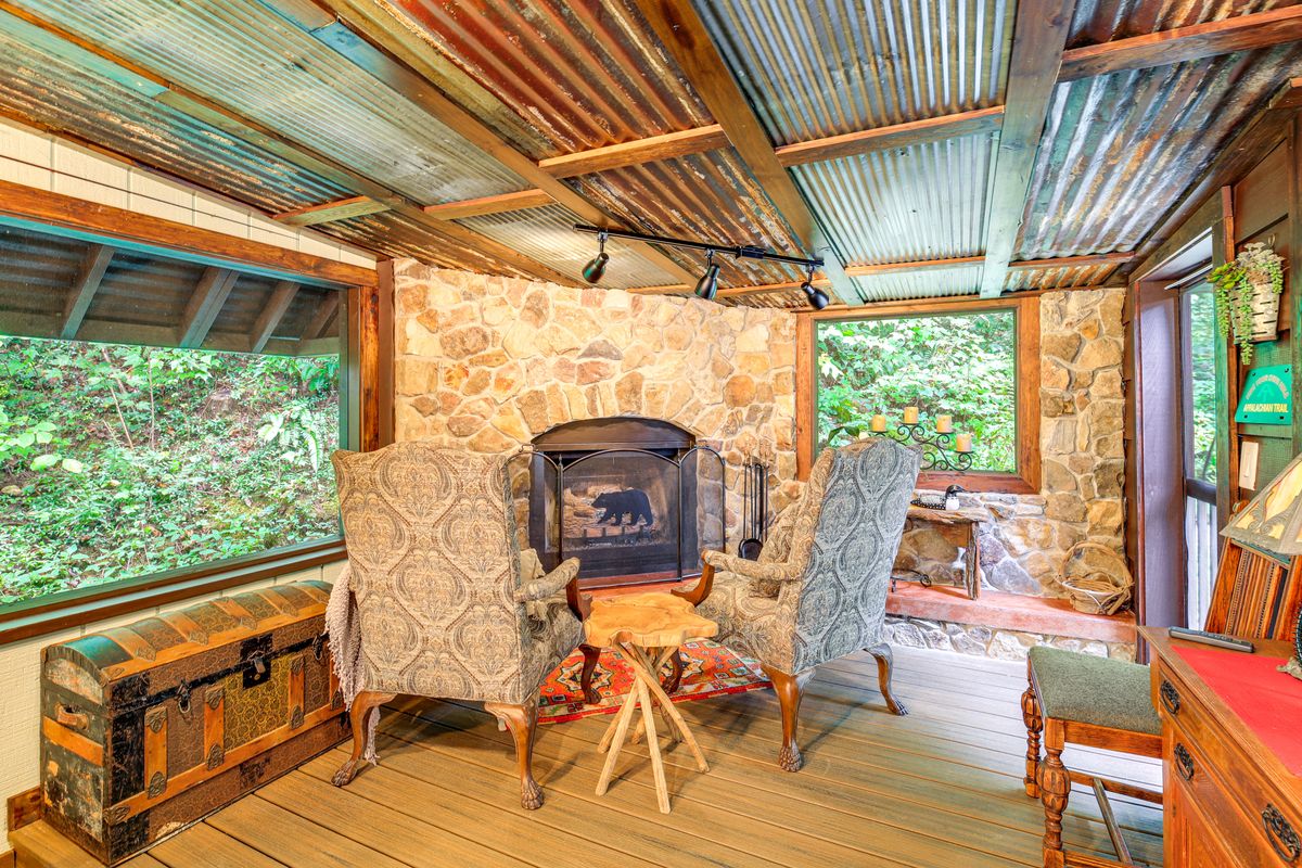 Enclosed deck