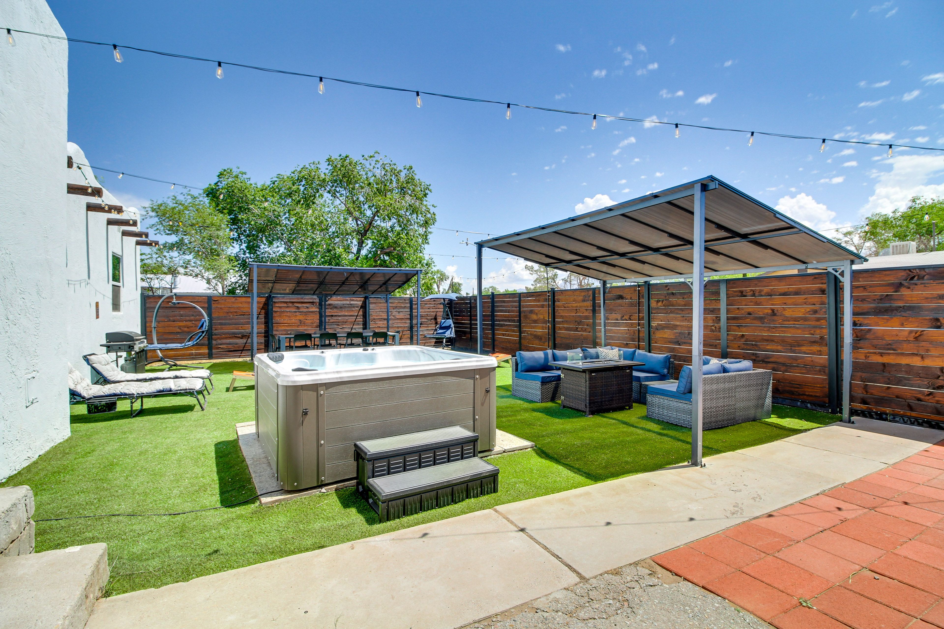 Private Backyard | Hot Tub | Fire Pit | Cornhole