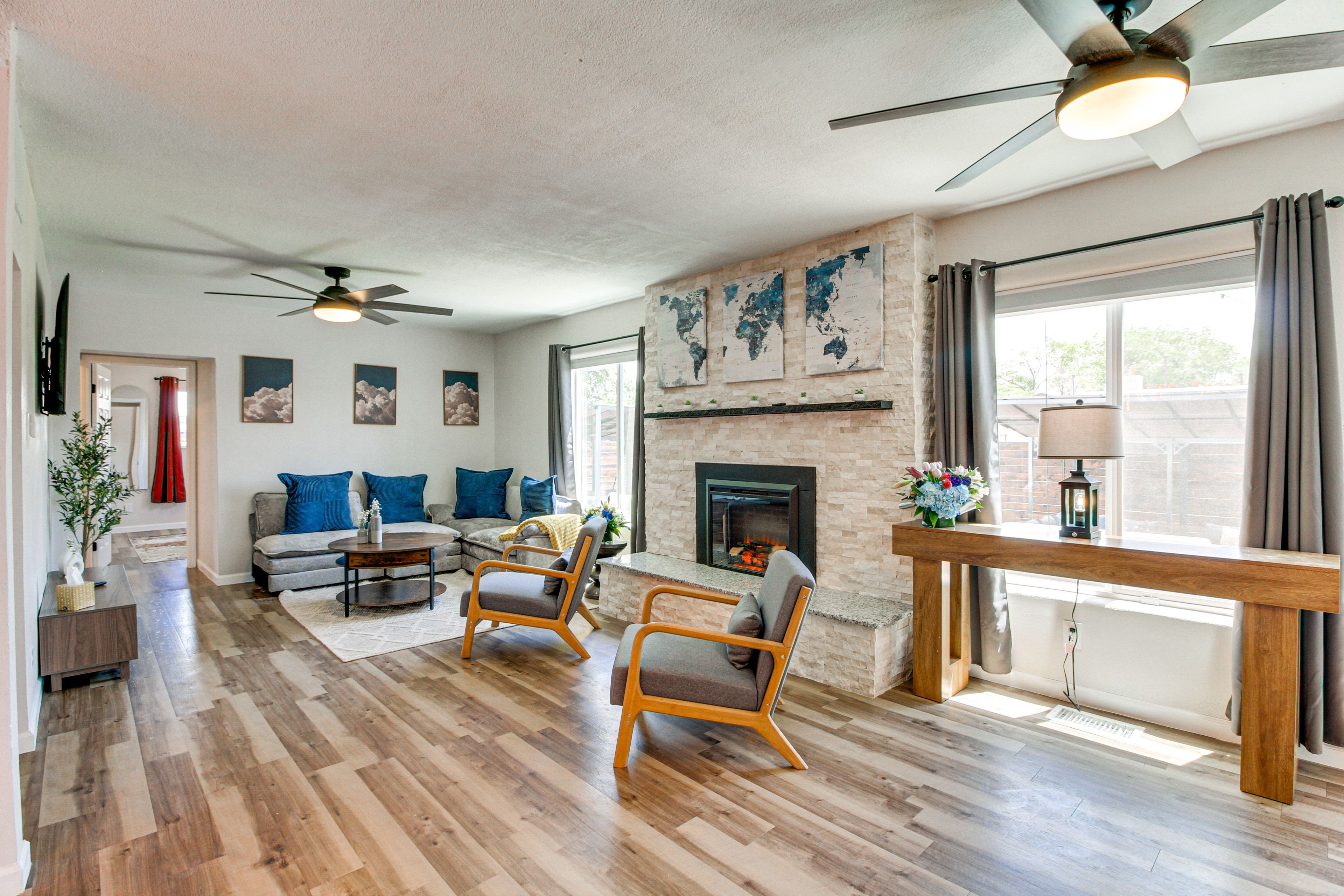 Living Room | Free WiFi | Gas Fireplace | Central A/C & Heat | Smart TV