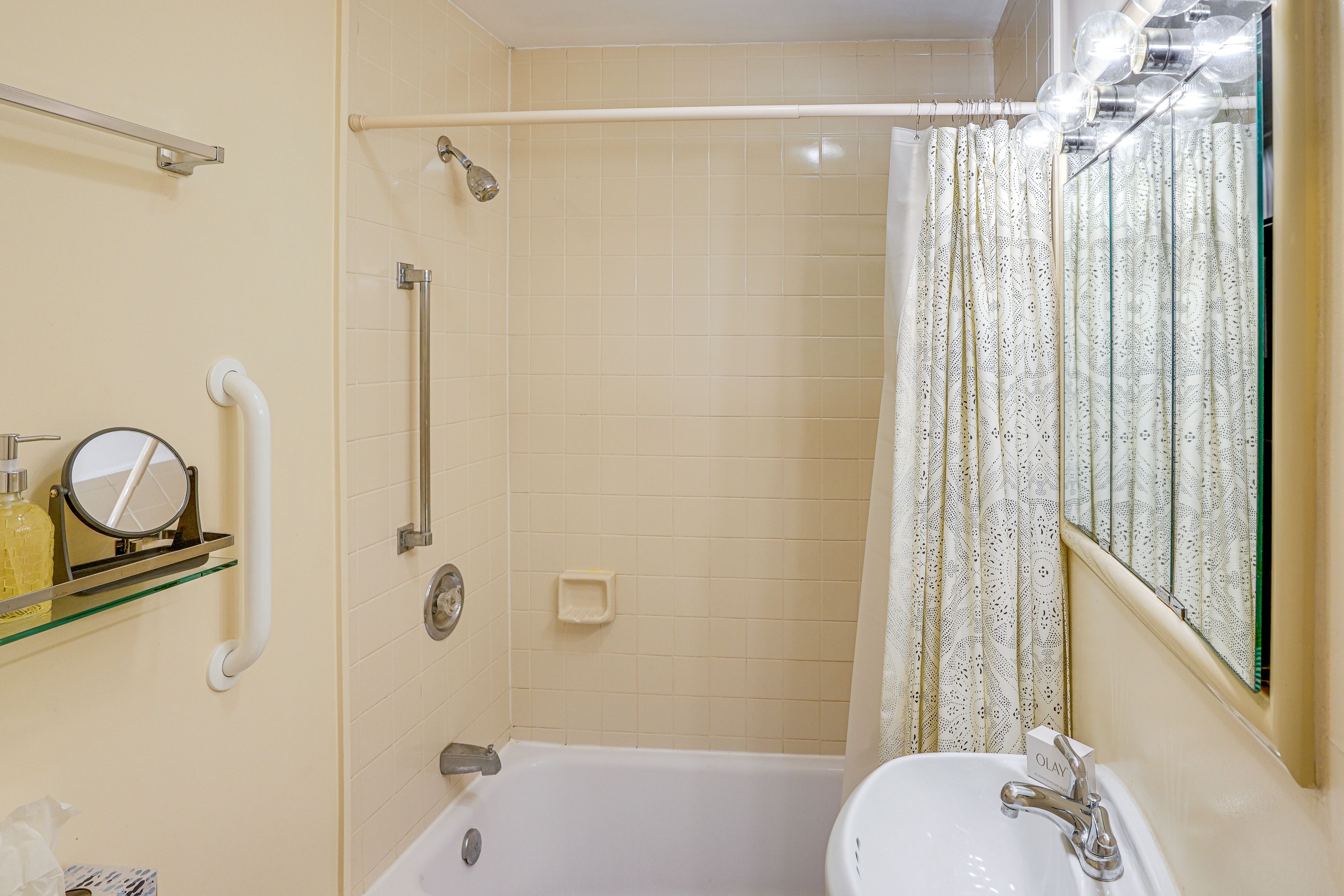 Full Bathroom | Complimentary Toiletries