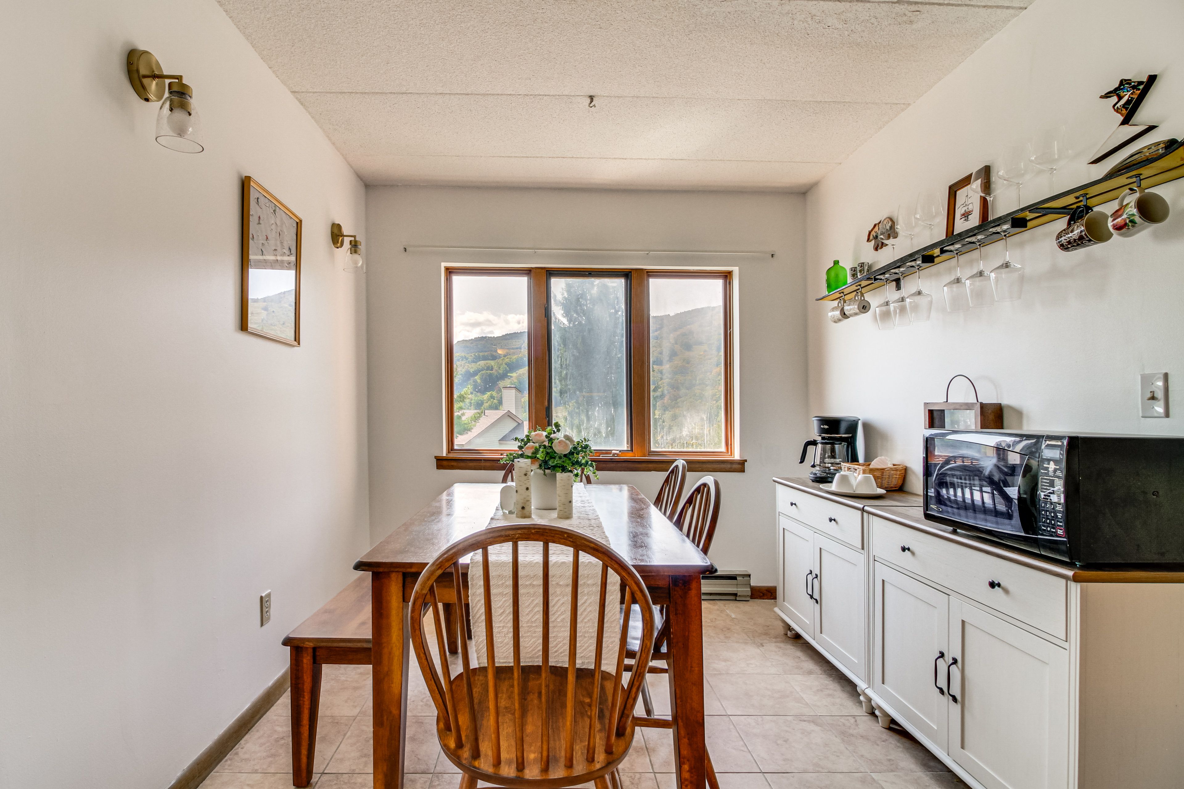 Dining Area | Dishware & Flatware Provided