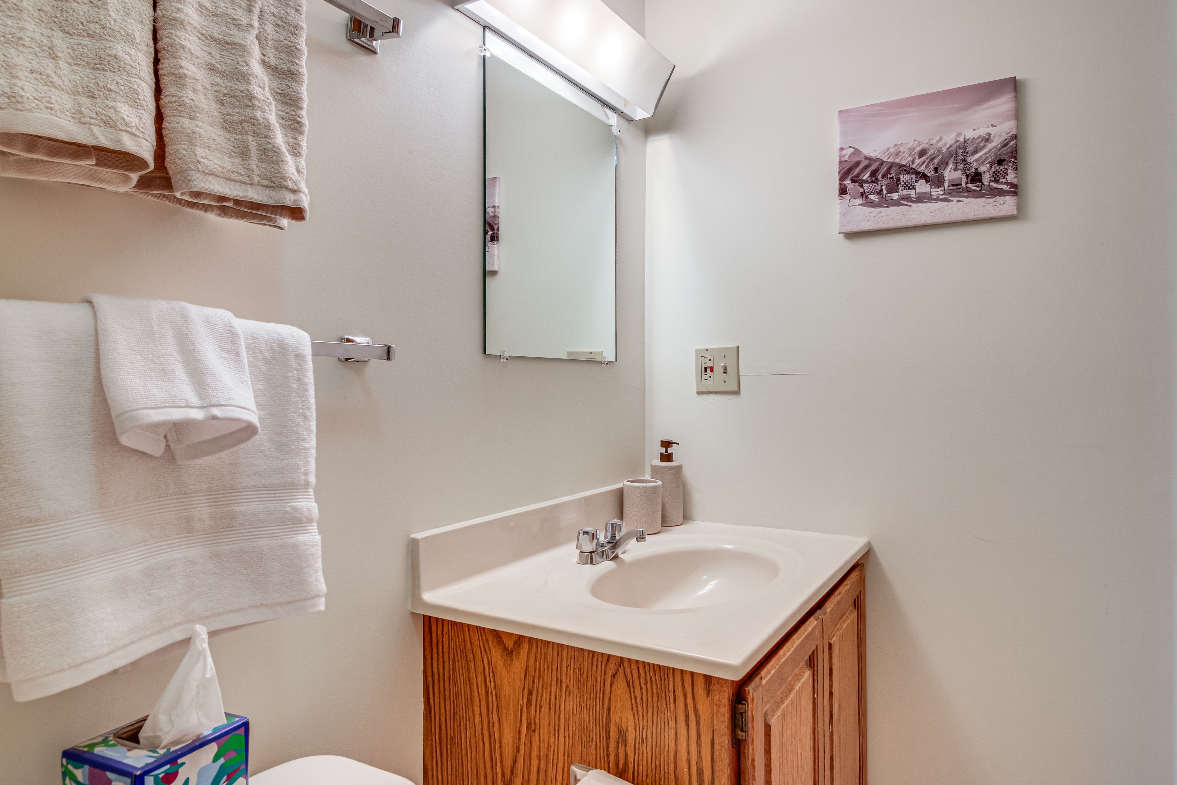 Full Bathroom | Towels Provided