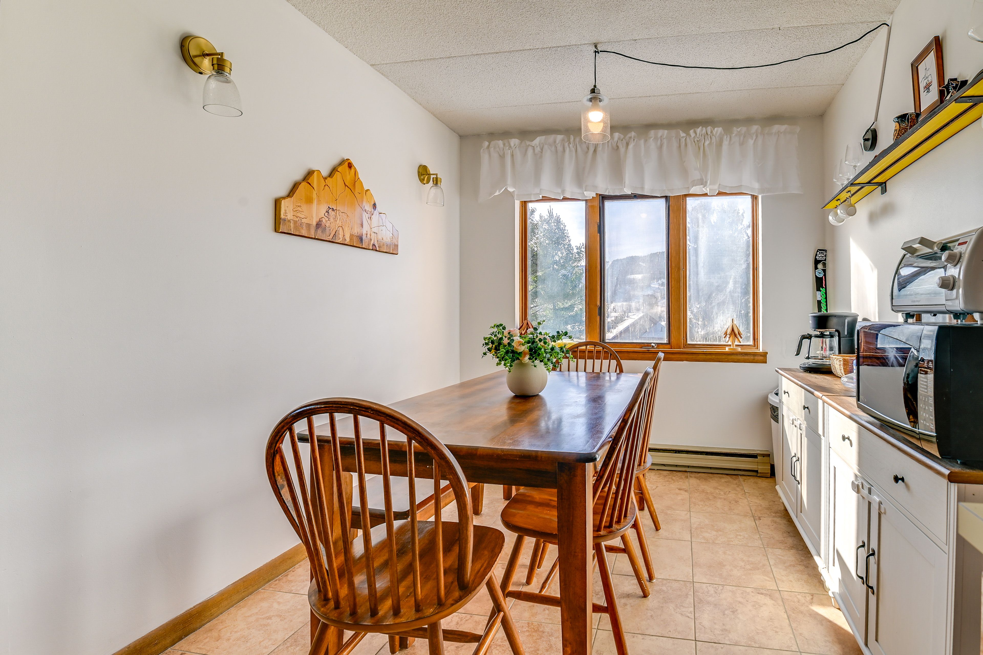 Dining Area | Dishware & Flatware Provided