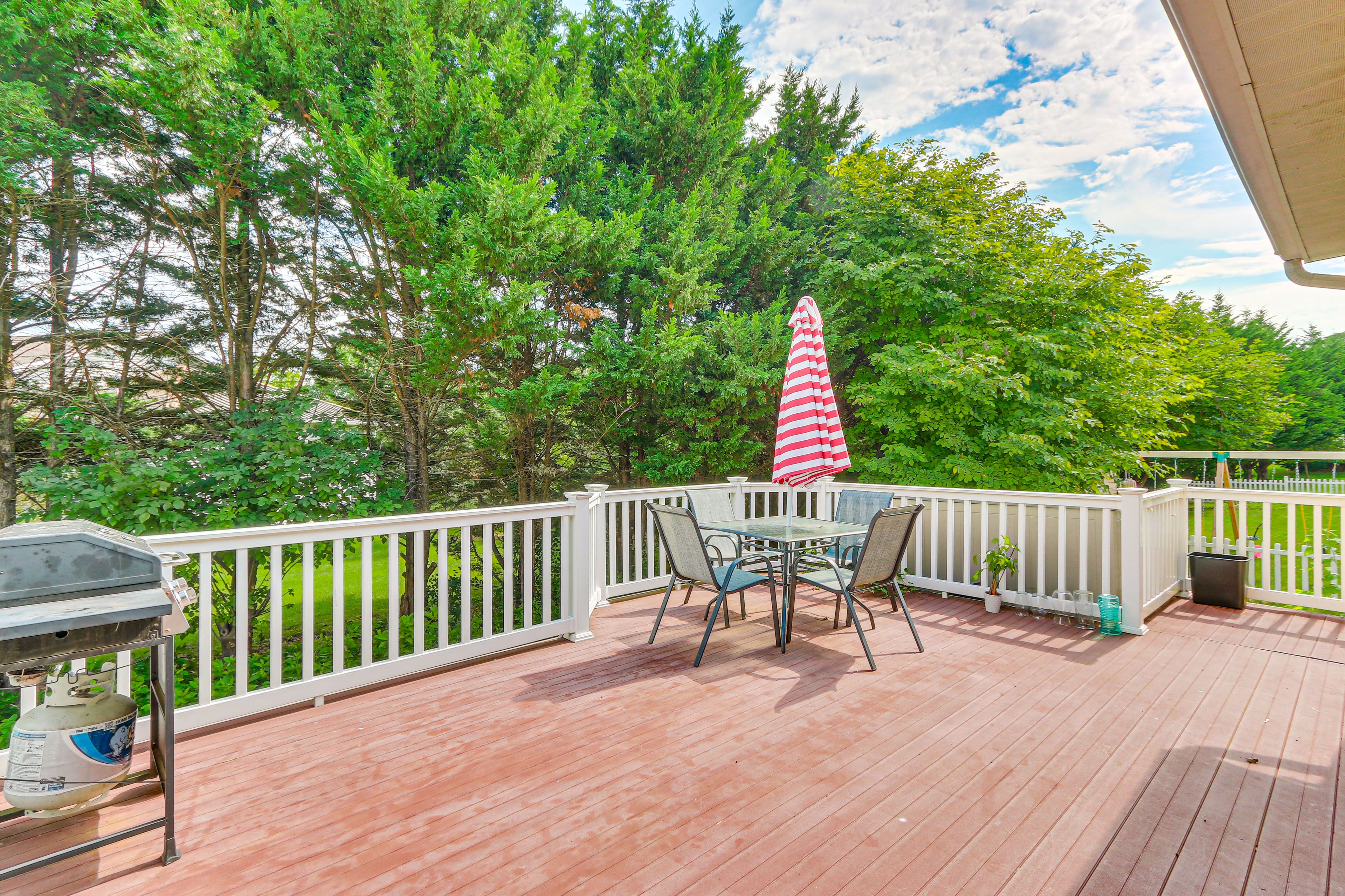 Private Deck | Outdoor Dining Table | Gas Grill