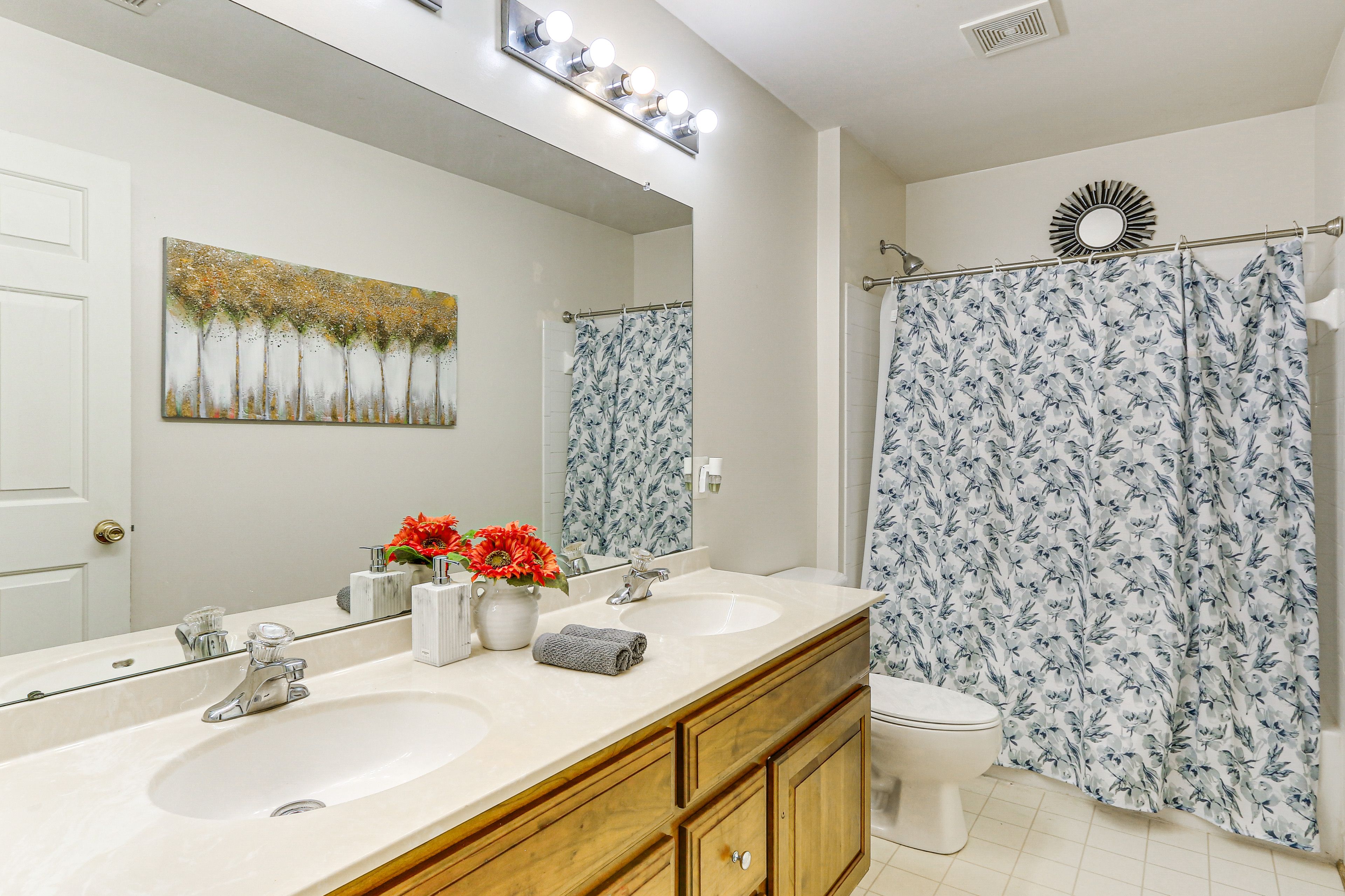 Full Bathroom | 2nd Floor | Towels Provided