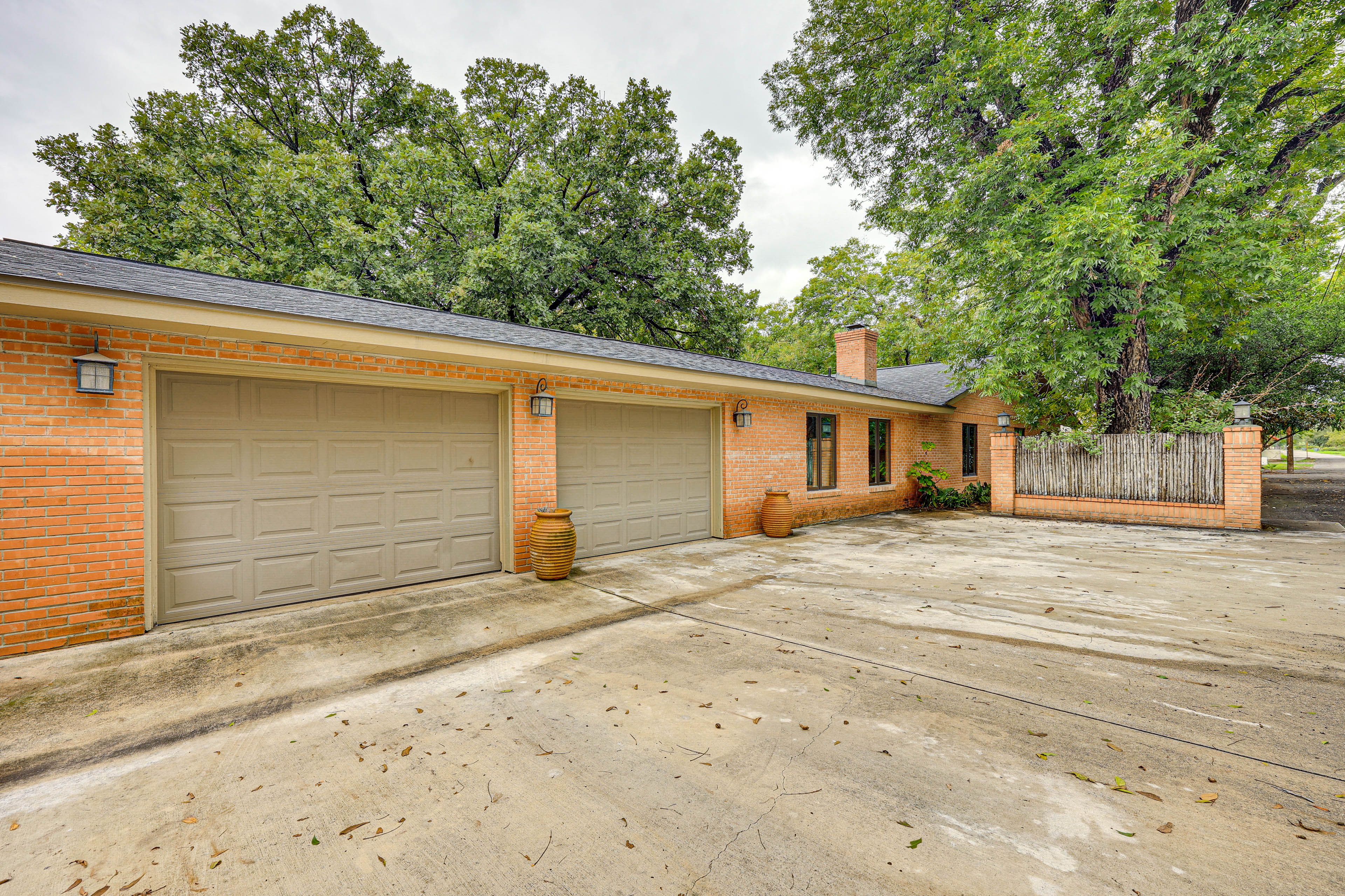 Parking | Driveway (3 Vehicles)