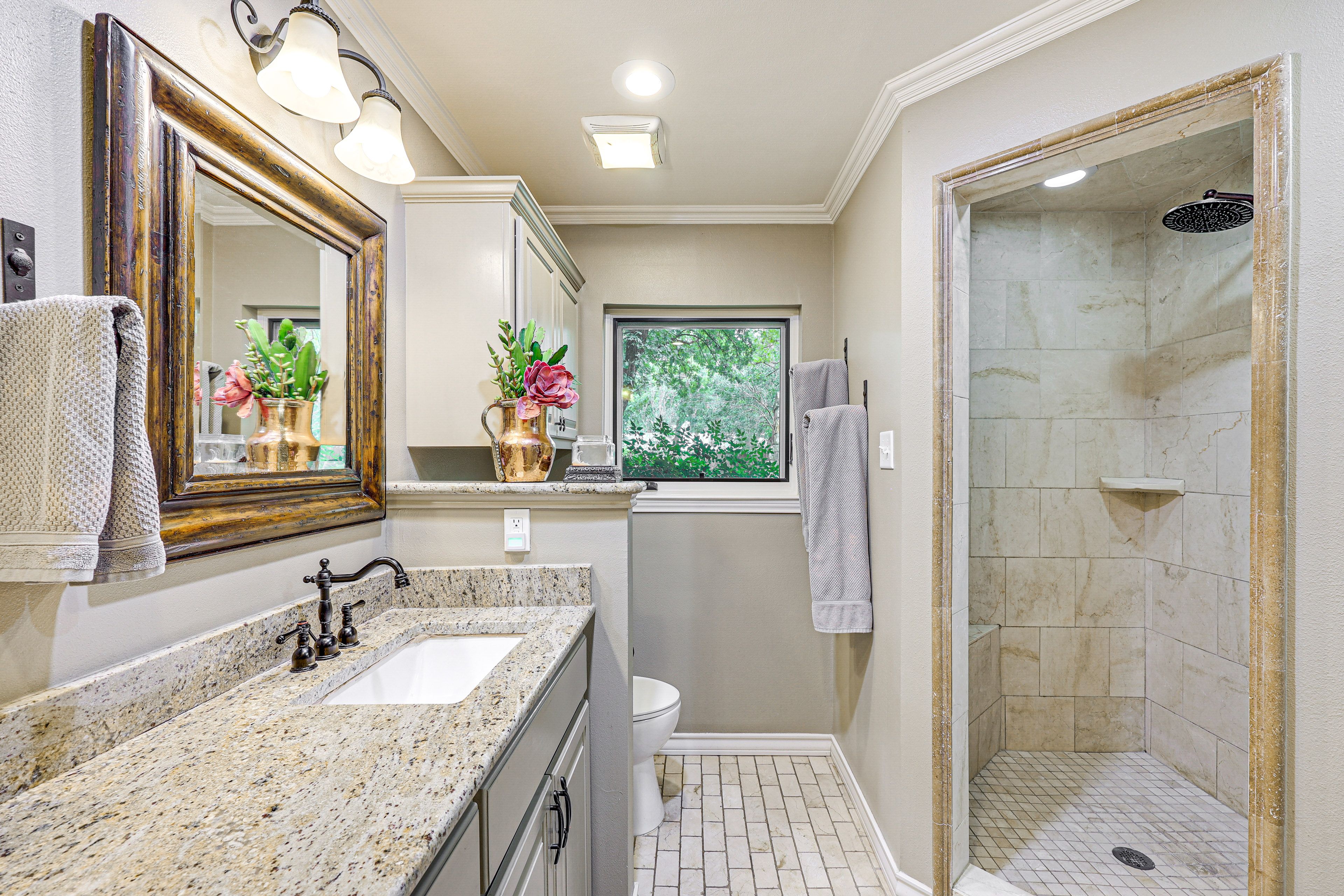 Full Bathroom | Towels Provided