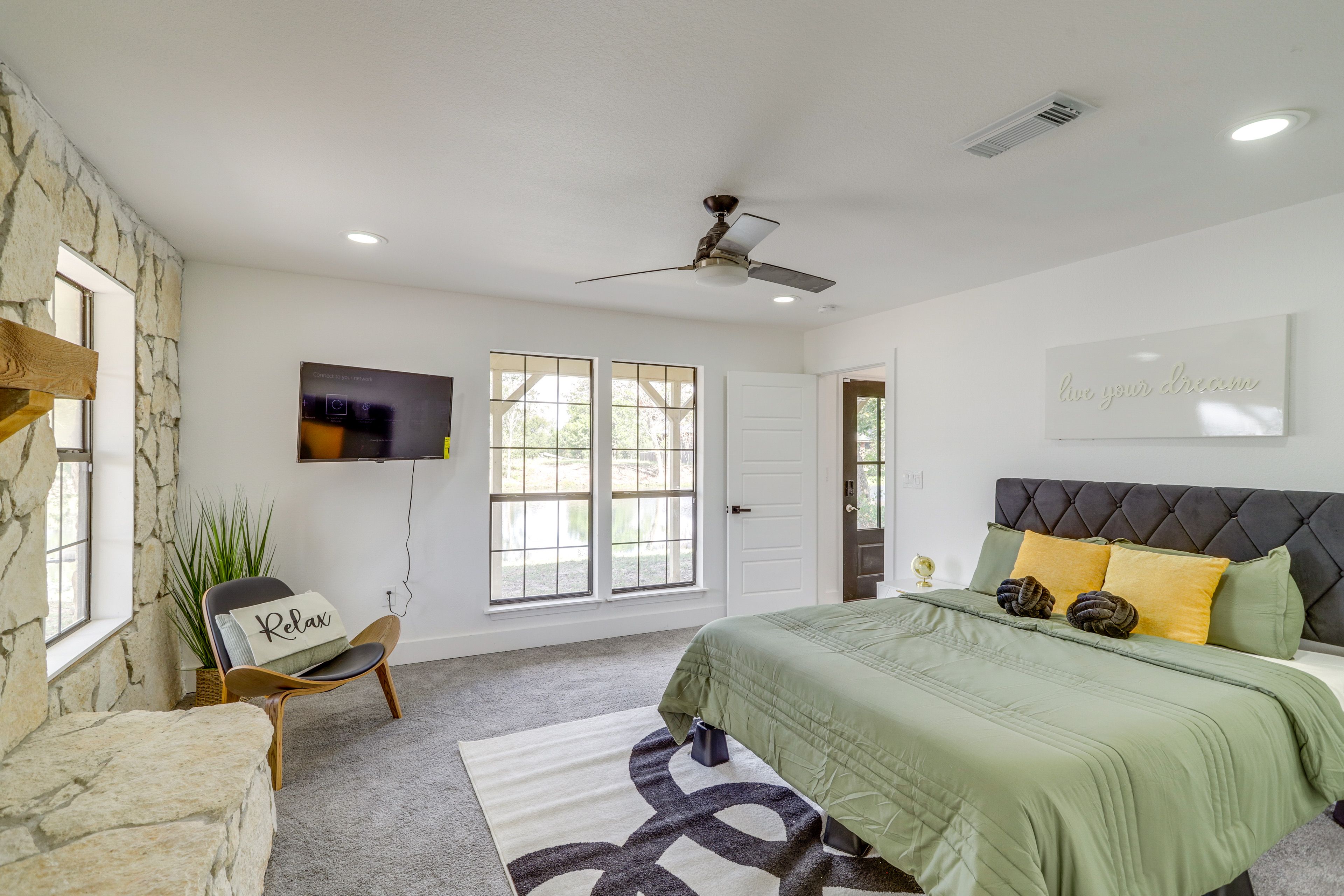 Bedroom 1 | Queen Bed | Smart TV