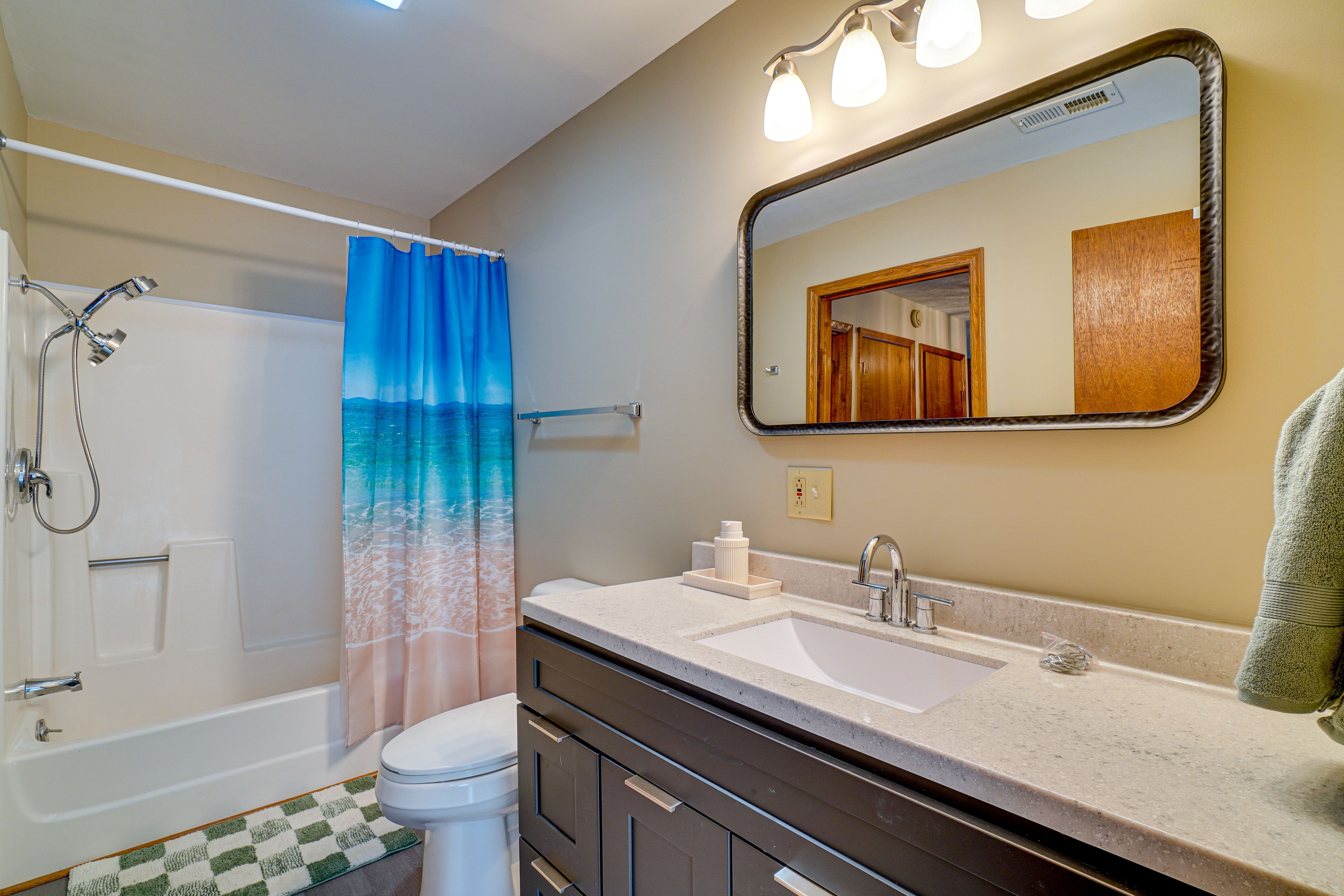 Full Bath | Towels | Upper Level