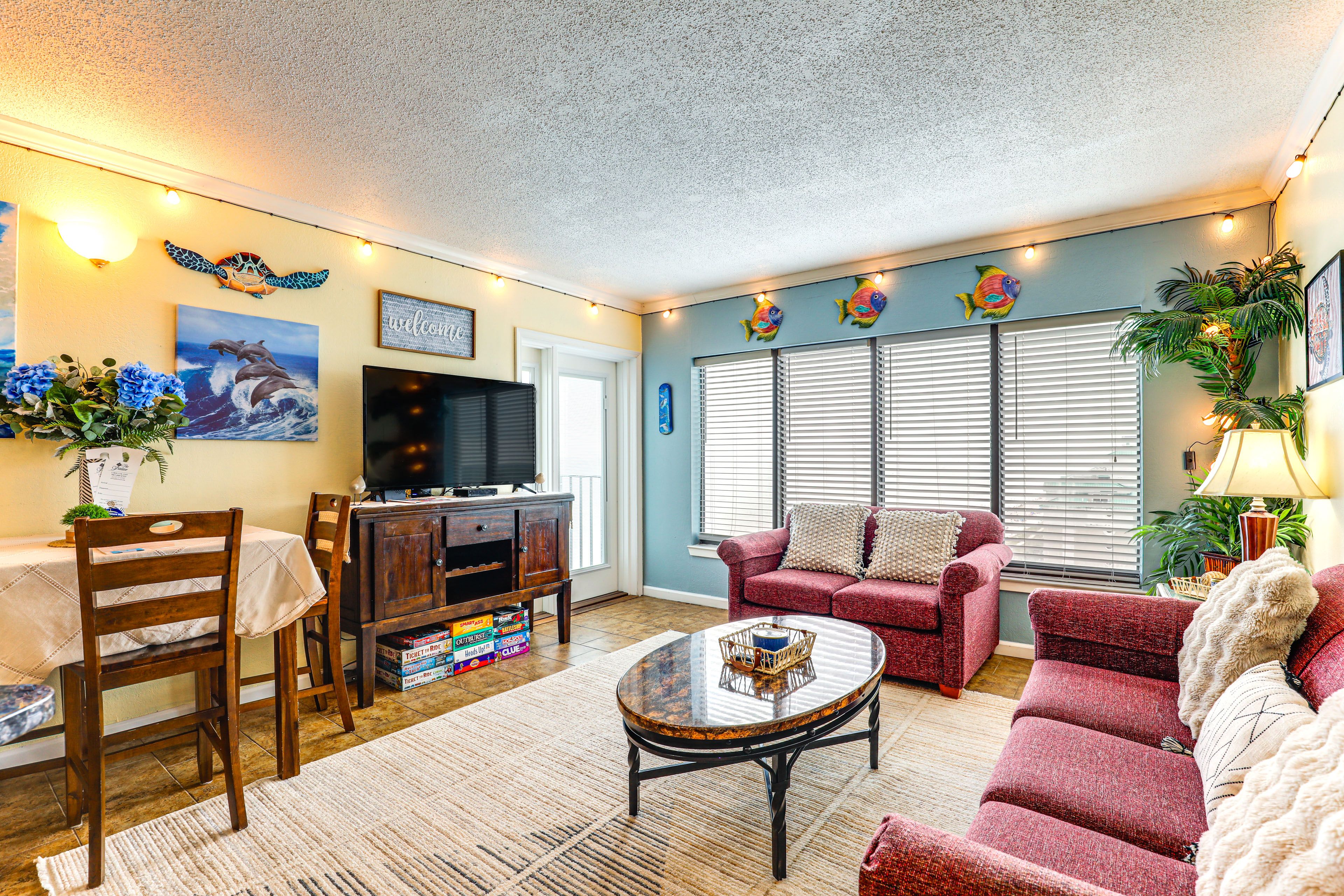 Living Room | Sleeper Sofa | Free WiFi | Smart TV | Central A/C