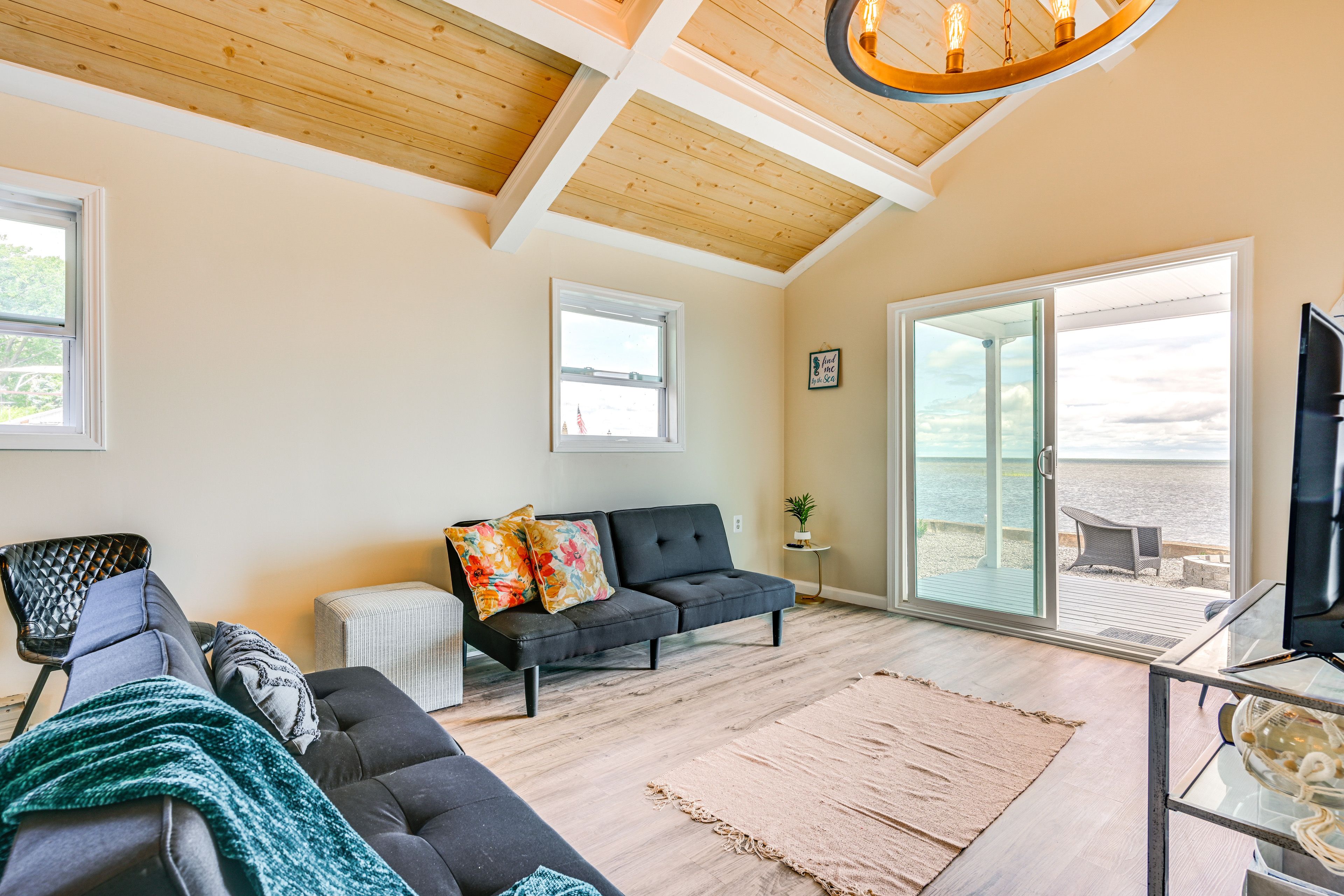 Living Room | 2 Full Futons | Smart TV | Free WiFi | Deck Access